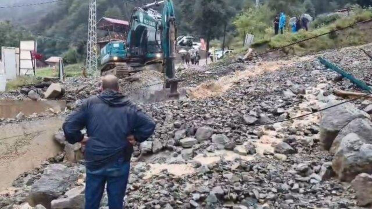 Uzungöl’de Sağanak Yağış Beraberinde Heyelanı Getirdi2