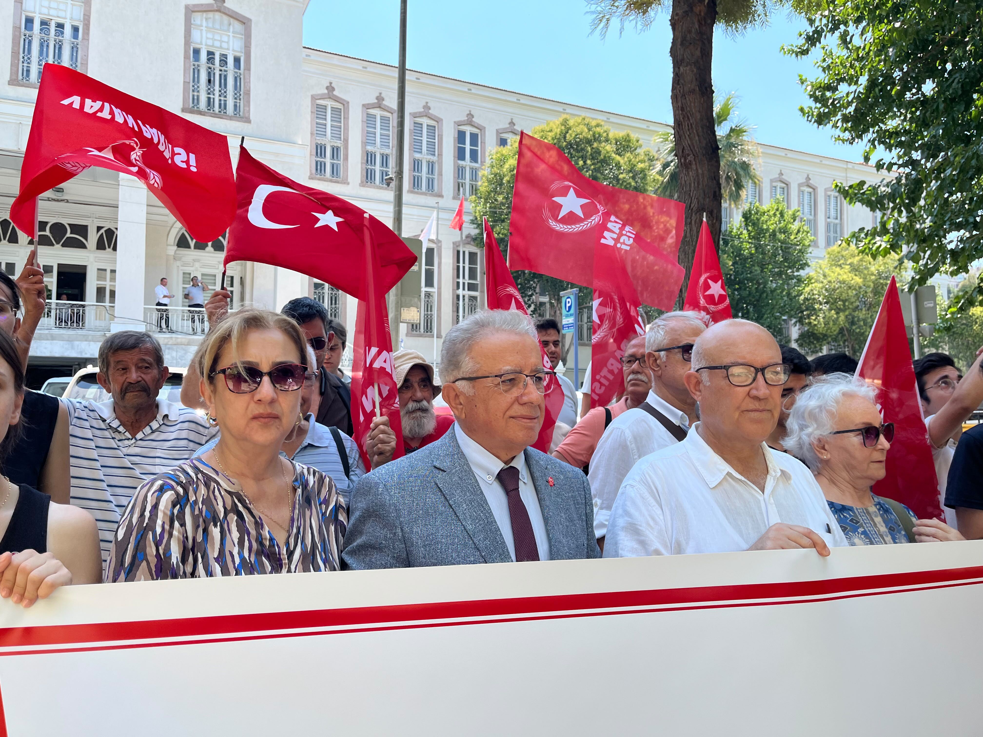 Vatan Partisi'nden İzmir Sağlık Müdürlüğü Önünde '241 Hard Disk' Açıklaması (4)