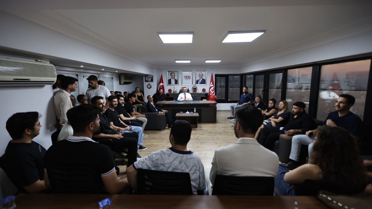 Yeni̇ Parti İzmir İl Başkanı Çağatay Güç'ten Gençlere Rozet1