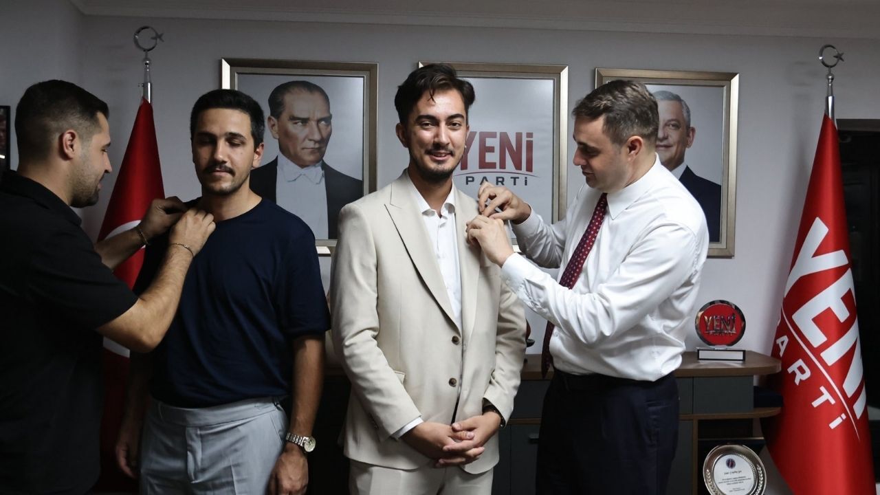 Yeni̇ Parti İzmir İl Başkanı Çağatay Güç'ten Gençlere Rozet2