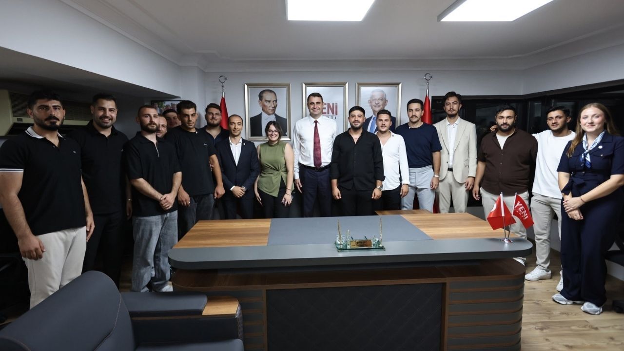 Yeni̇ Parti İzmir İl Başkanı Çağatay Güç'ten Gençlere Rozet3