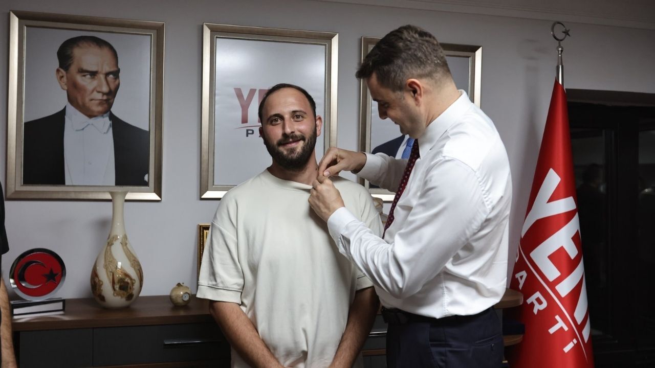 Yeni̇ Parti İzmir İl Başkanı Çağatay Güç'ten Gençlere Rozet6