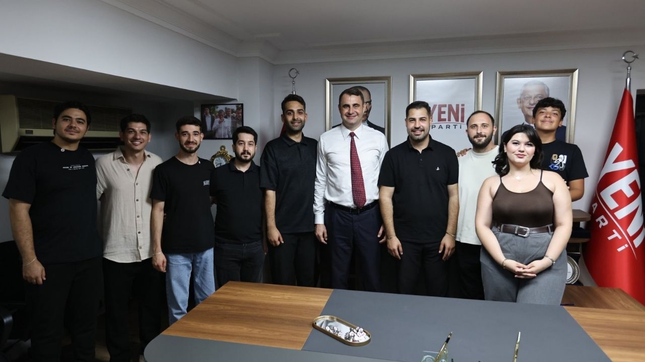 Yeni̇ Parti İzmir İl Başkanı Çağatay Güç'ten Gençlere Rozet7