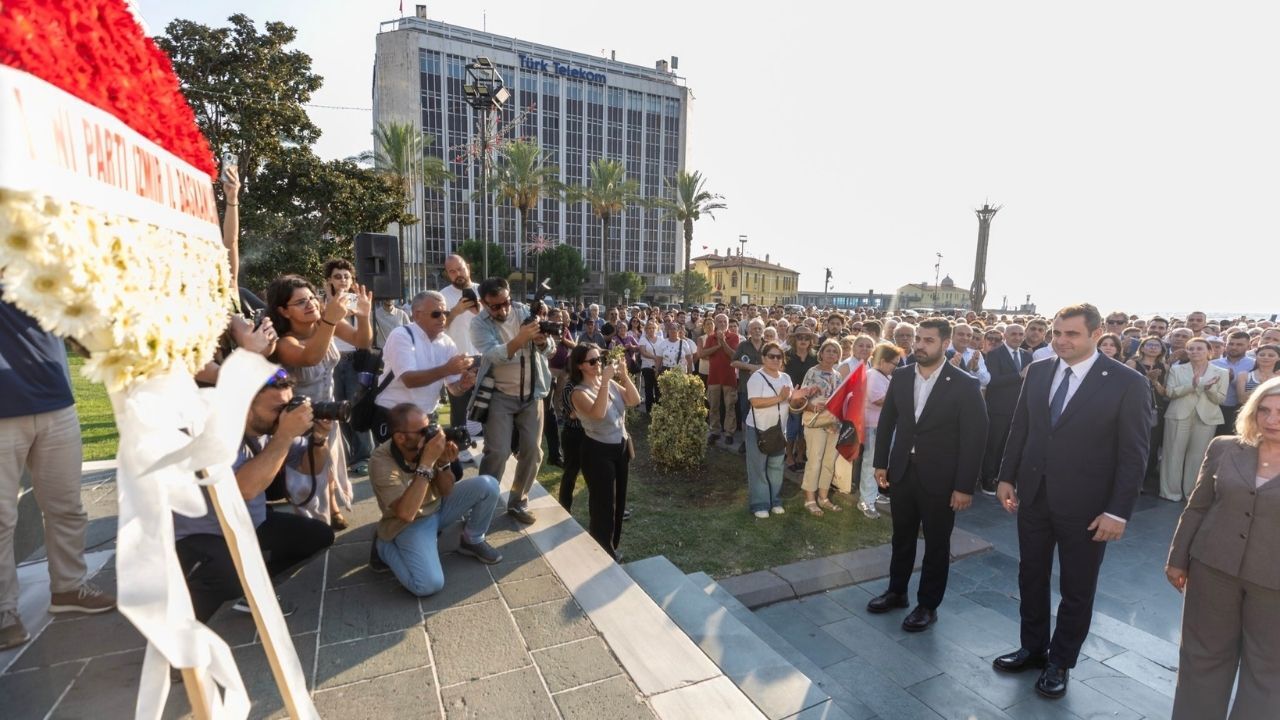 Yeni̇ Parti İzmir İl Örgütü Ilk Çelengini Sundu1