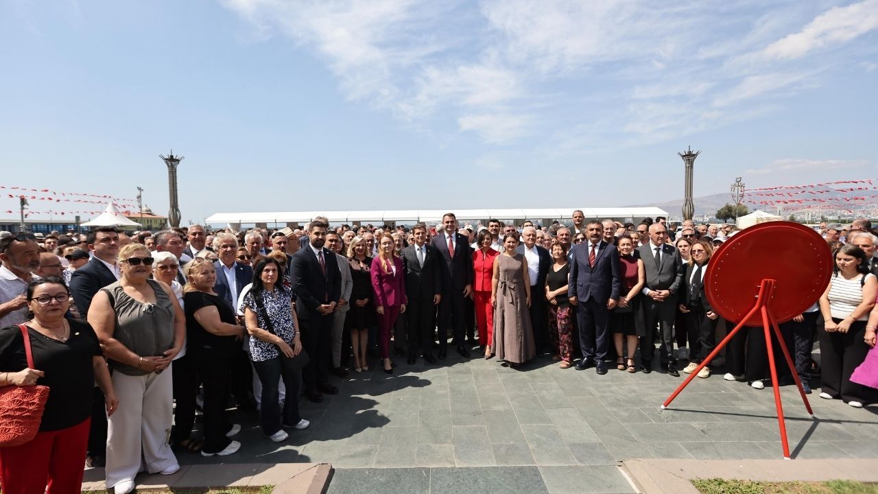 Yeni̇ Parti'den İzmir'de 30 Ağustos Mesajı Türkiye Cumhuriyeti 86 Milyonun