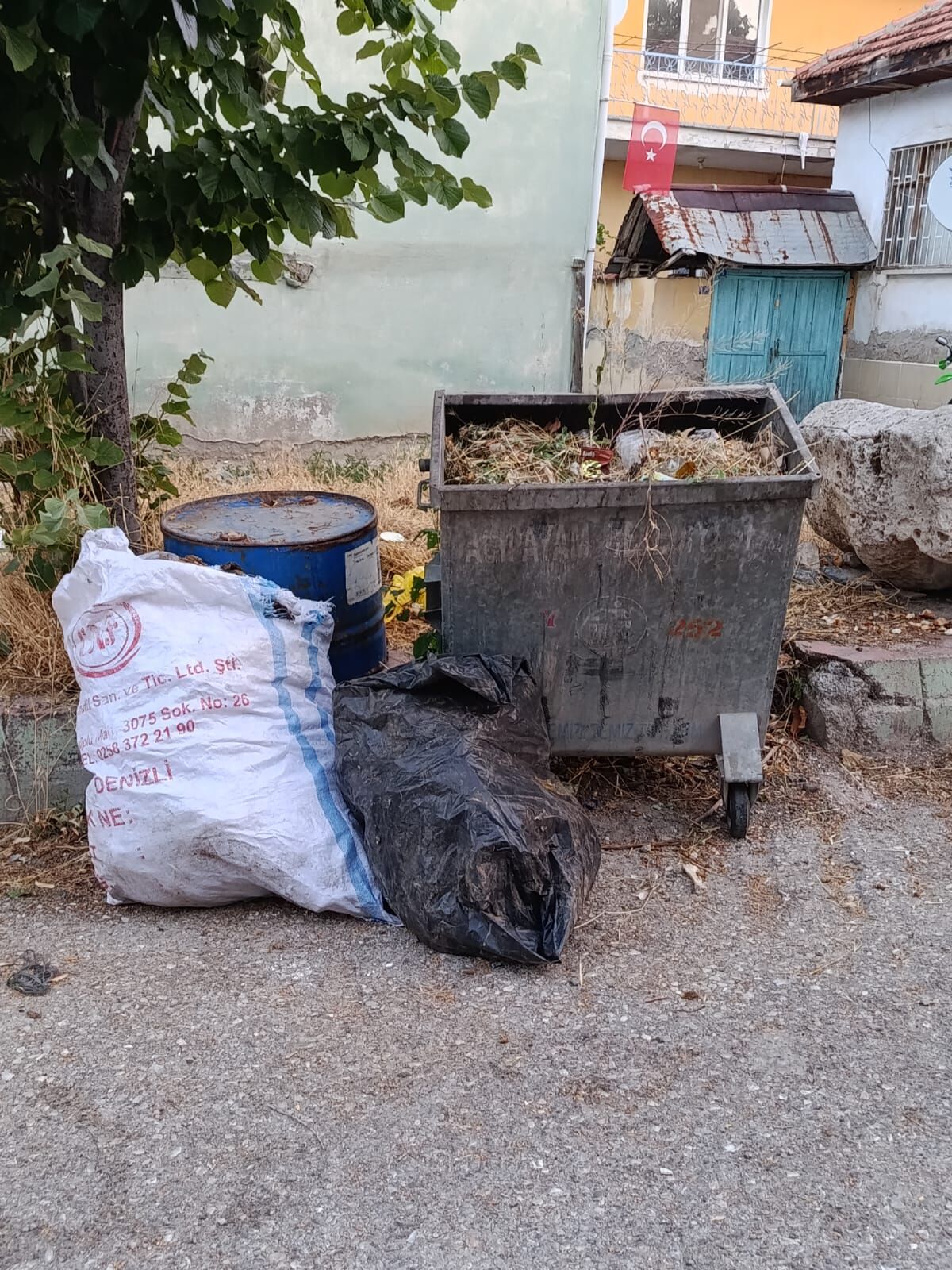 Yeşilyuva'da Çöp Ve Sinek Kabusu Vatandaş Isyan Noktasında! (2)