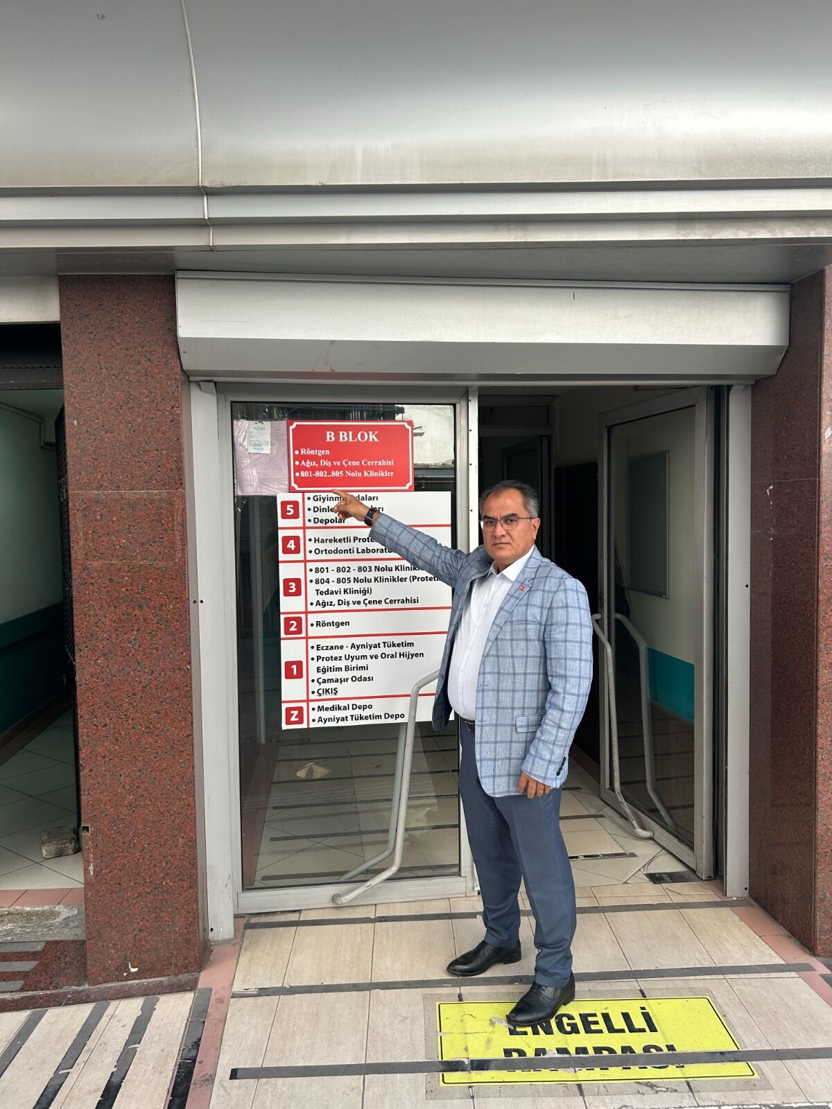 İzmir Eğitim Diş Hastanesi’nin bir bölümünün bulunduğu B Bloku, imara uygun olmadığı gerekçesiyle Konak Belediyesi tarafından mühürlenmesine itiraz eden Birlik Sağlık-Sen Genel Başkanı Ahmet Doğruyol, “Mahkeme kararlarına rağmen yıllarca göz yumularak FETÖ'ye kullandırılan binaların bugün mühürlenmesini anlamak mümkün değildir” dedi.