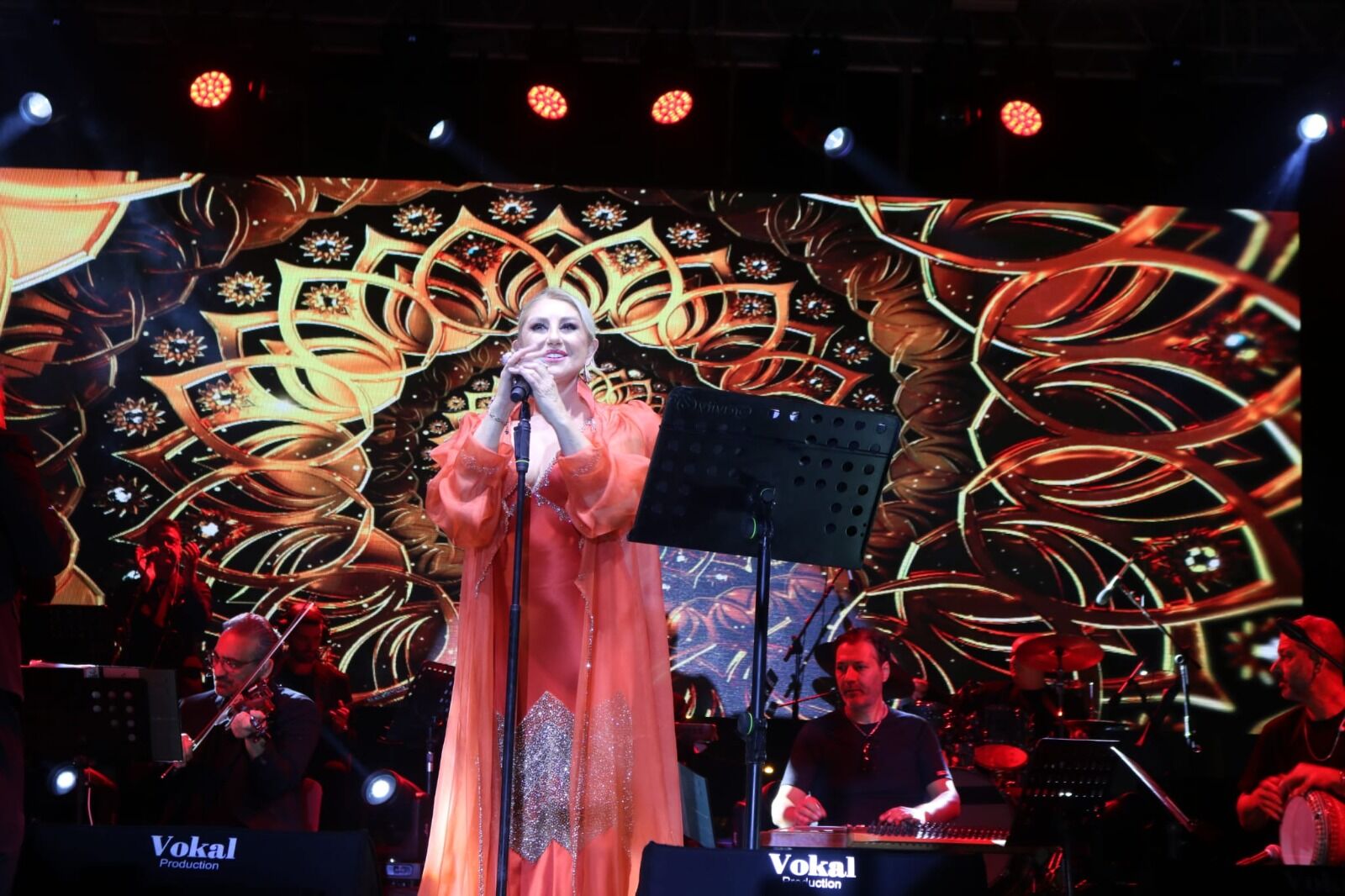 Çal’da üç gün boyunca kültür, sanat, spor ve müzik rüzgârı esti. Binlerce kişinin buluştuğu festival, Muazzez Ersoy’un muhteşem finaliyle sona ererken, Çal Karası üzümü gecenin de yıldızı oldu.