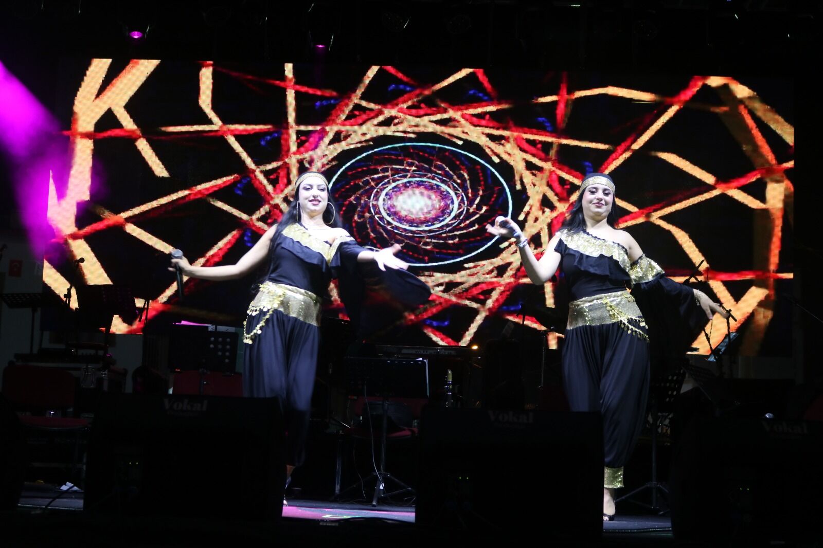 Çal’da üç gün boyunca kültür, sanat, spor ve müzik rüzgârı esti. Binlerce kişinin buluştuğu festival, Muazzez Ersoy’un muhteşem finaliyle sona ererken, Çal Karası üzümü gecenin de yıldızı oldu.