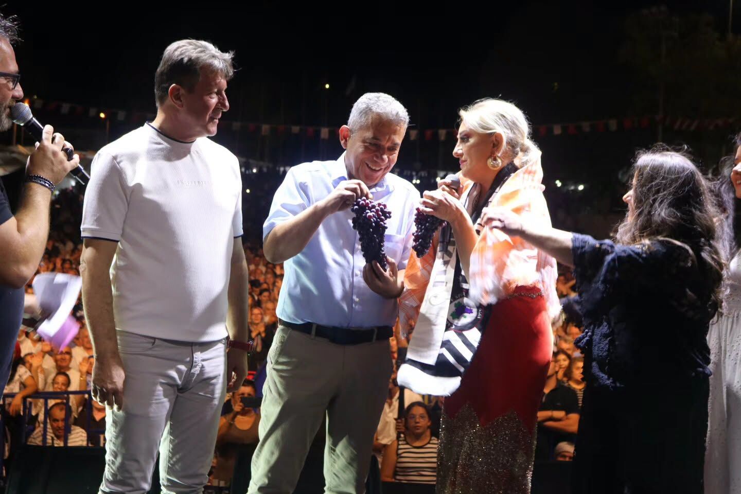 Çal’da üç gün boyunca kültür, sanat, spor ve müzik rüzgârı esti. Binlerce kişinin buluştuğu festival, Muazzez Ersoy’un muhteşem finaliyle sona ererken, Çal Karası üzümü gecenin de yıldızı oldu.