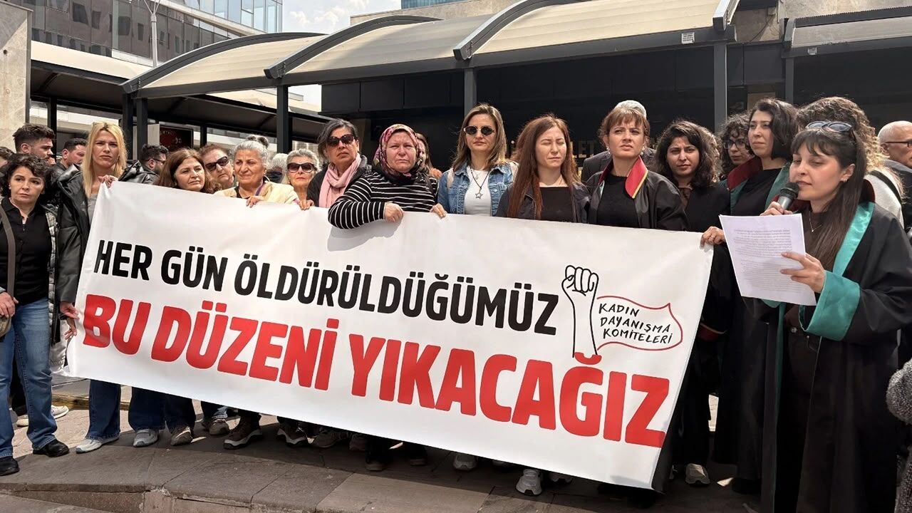 Adliye Önüne Çağrı Melek Uysal Koruma Kararına Rağmen 11 Yerinden Bıçaklandı! (2)