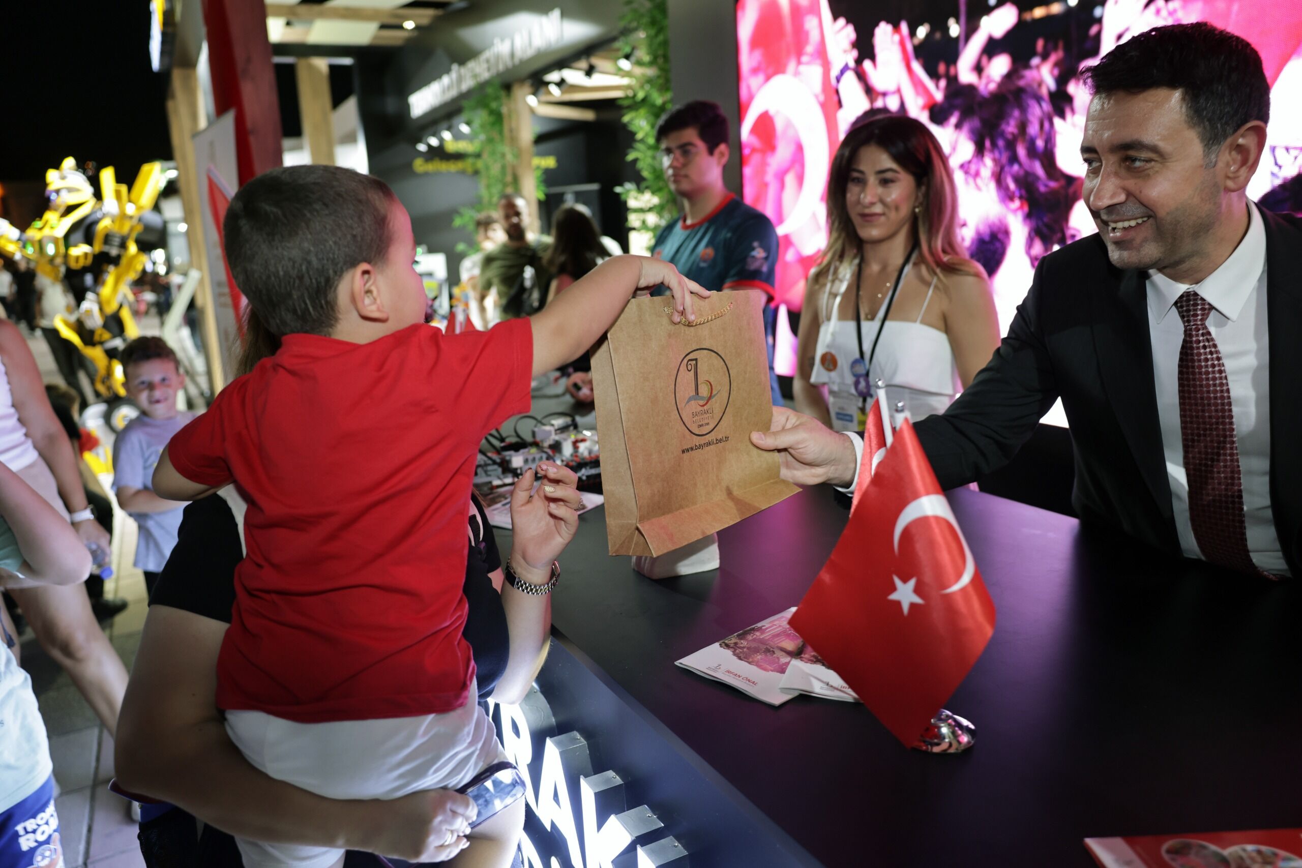 Bayraklı’dan İef’de Renkli Final Binlerce Ziyaretçi Ağırlandı (4)