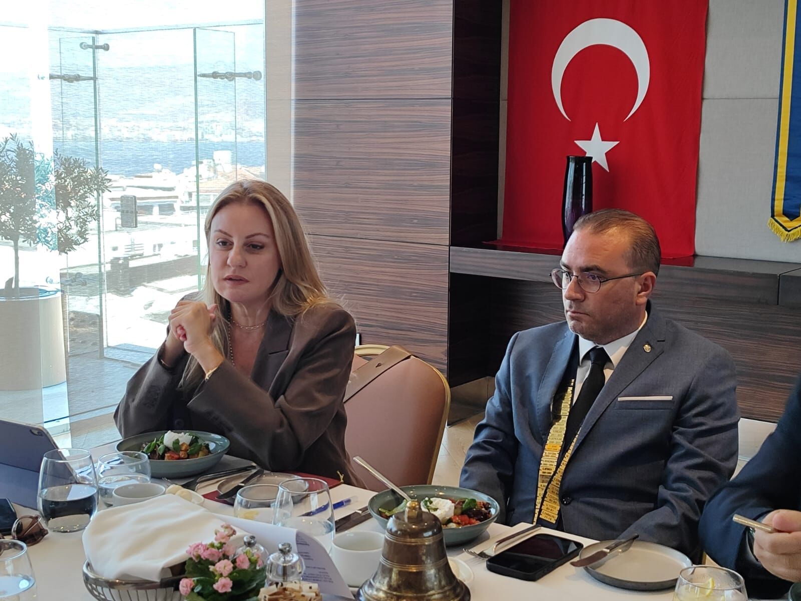 Alsancak Rotary Kulübü'ne konuk olan YENİ Partili Seda Kaya Ösen, İzmir'de deprem riskine karşı acil dönüşüm bekleyen yapı stokunun yenilenmesinin öncelikleri olduğunu dile getirdi.