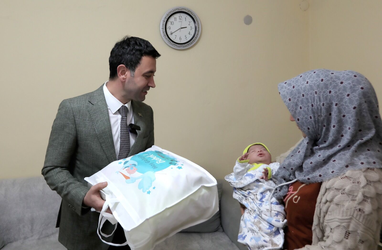 Bebek Bezinden Gelinliğe, Kuaförden Gıdaya... Bayraklı'da Ihtiyaç Sahiplerine Tam Destek (4)
