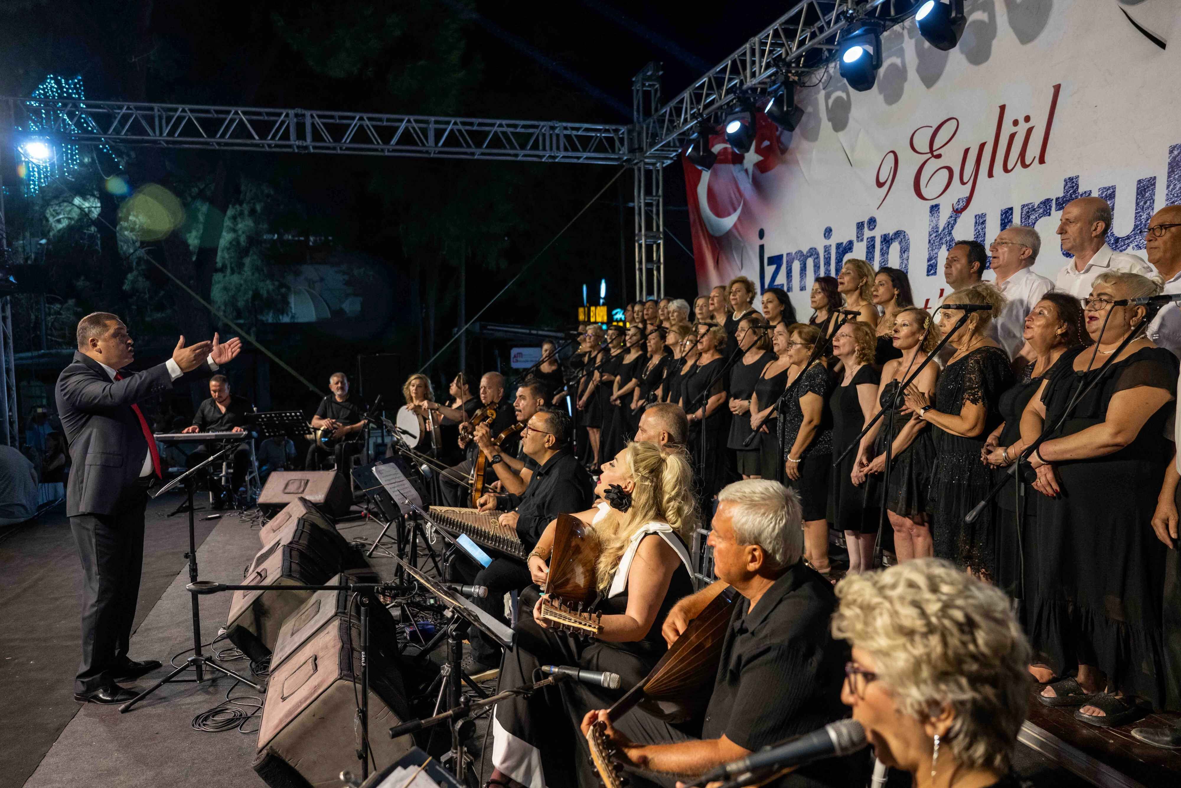 Bornova’da 9 Eylül Coşkusu Binlerce Kişi Tek Yürek Oldu (1)