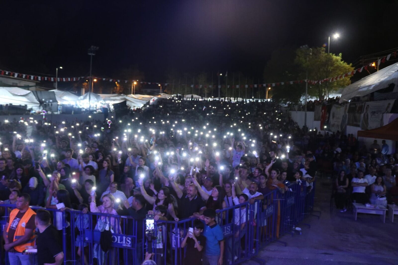Çal’da Festival Coşkusu Doruğa Çıktı! Murat Kekilli Geceye Damga Vurdu (4)