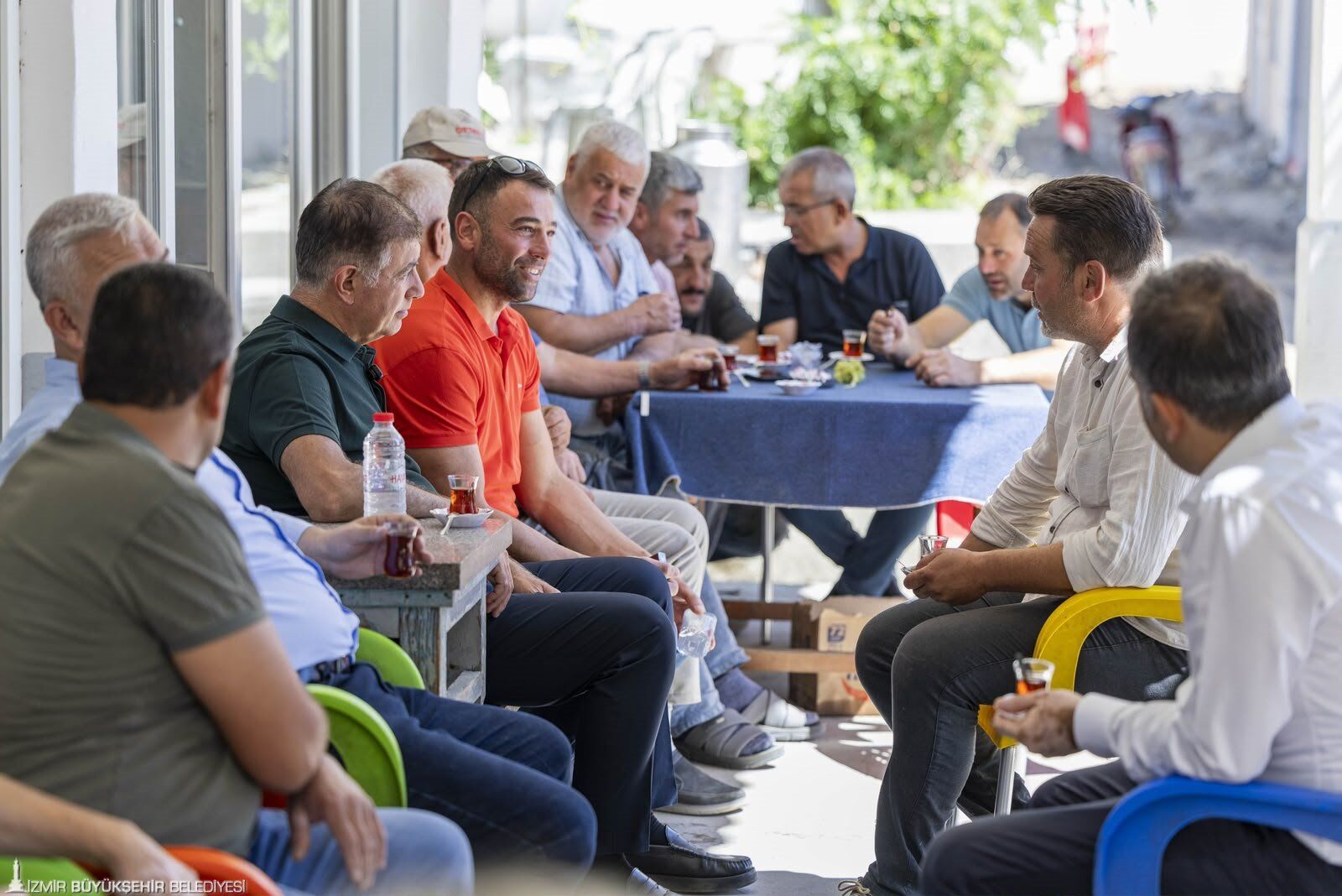 Cemil Tugay'dan Bergama Çıkarması Üreticiyle Bal Sağdı, Çocuklarla Top Oynadı (2)