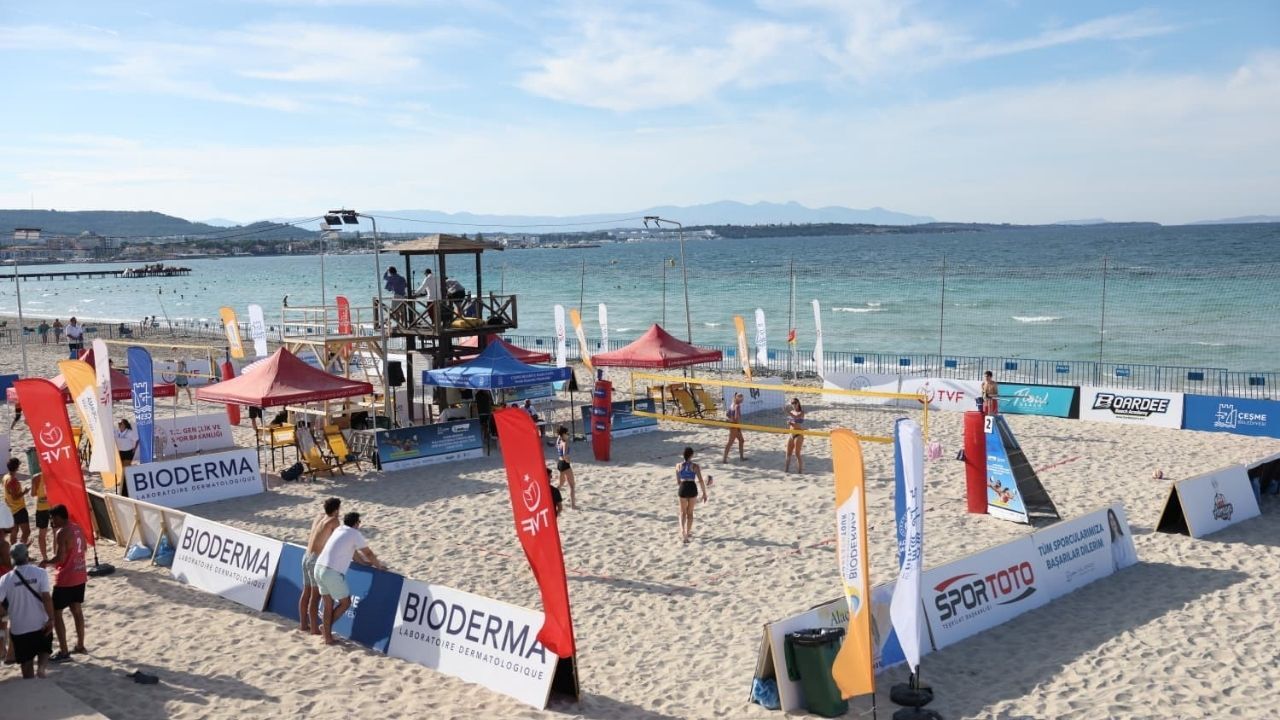 Çeşme'de Uluslararası Plaj Voleybolu Heyecanı1