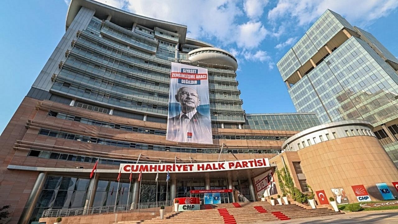 CHP Genel Merkezi'ne dikkat çeken pankart: Siyaset zenginleşme aracı değildir