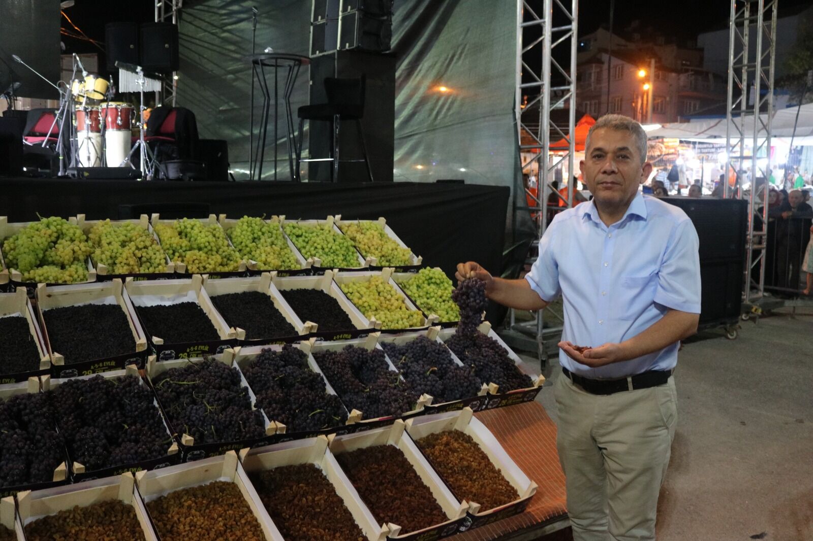 Çal’da üç gün boyunca kültür, sanat, spor ve müzik rüzgârı esti. Binlerce kişinin buluştuğu festival, Muazzez Ersoy’un muhteşem finaliyle sona ererken, Çal Karası üzümü gecenin de yıldızı oldu.