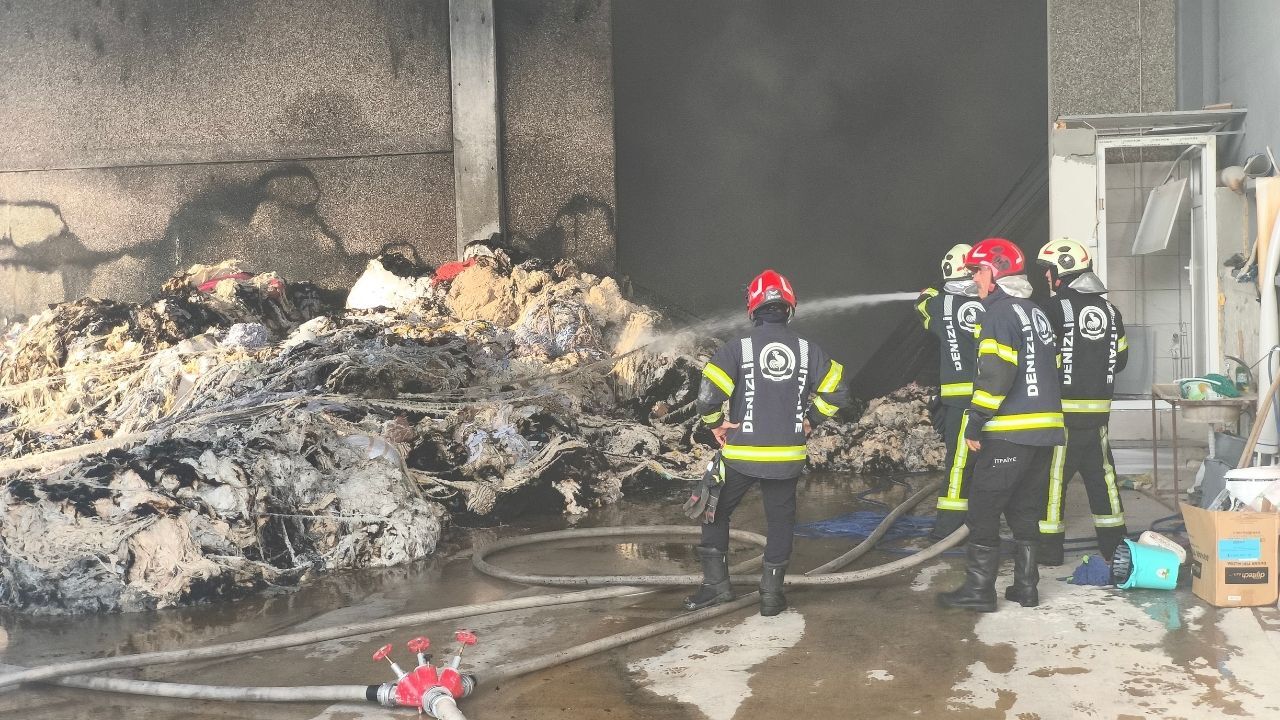 Denizli'de Kırpıntı Deposunda Yangın1