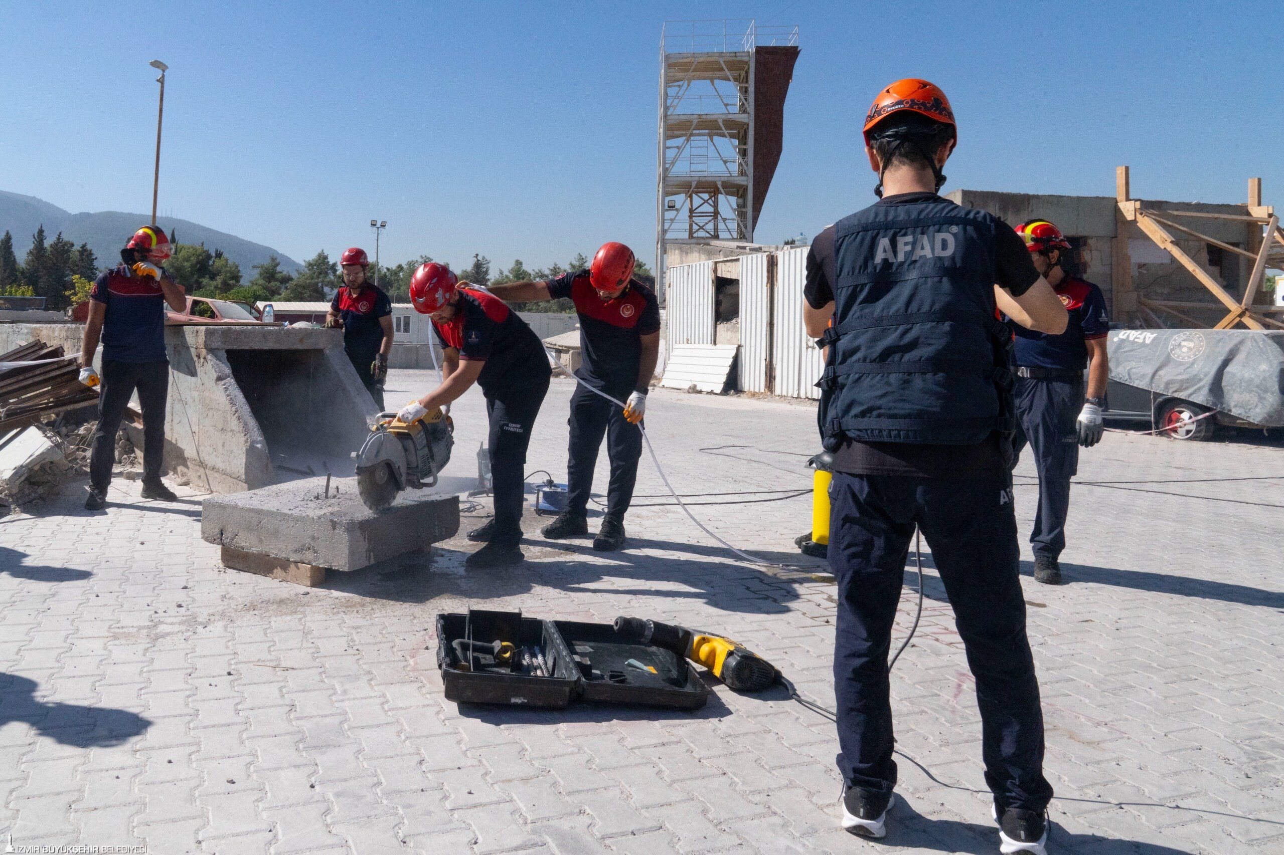 Enkaz Altında Zamana Karşı İzmir İtfaiyesi'nde 72 Saatlik Zorlu Sınav (1)-1
