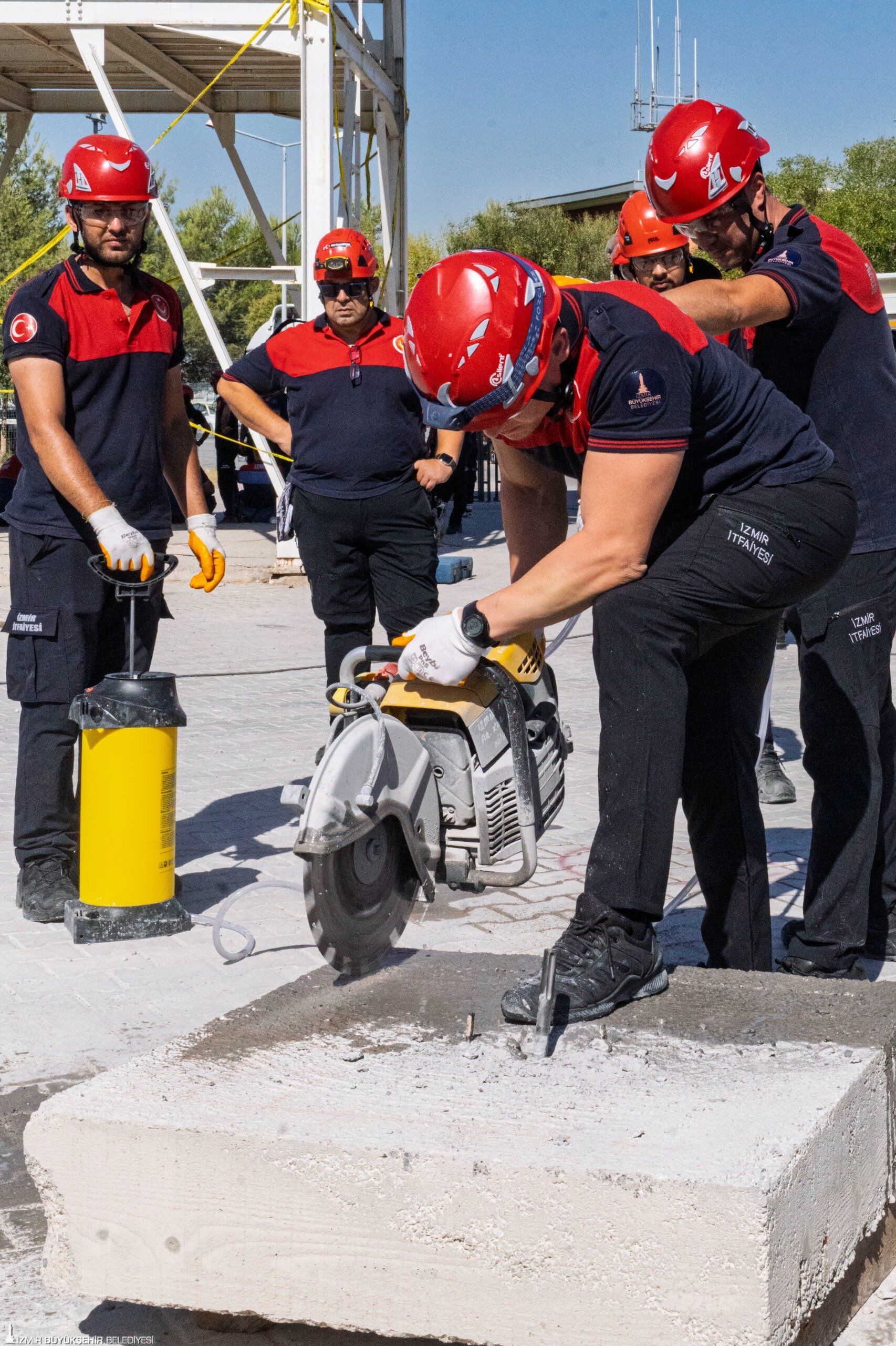 Enkaz Altında Zamana Karşı İzmir İtfaiyesi'nde 72 Saatlik Zorlu Sınav (3)