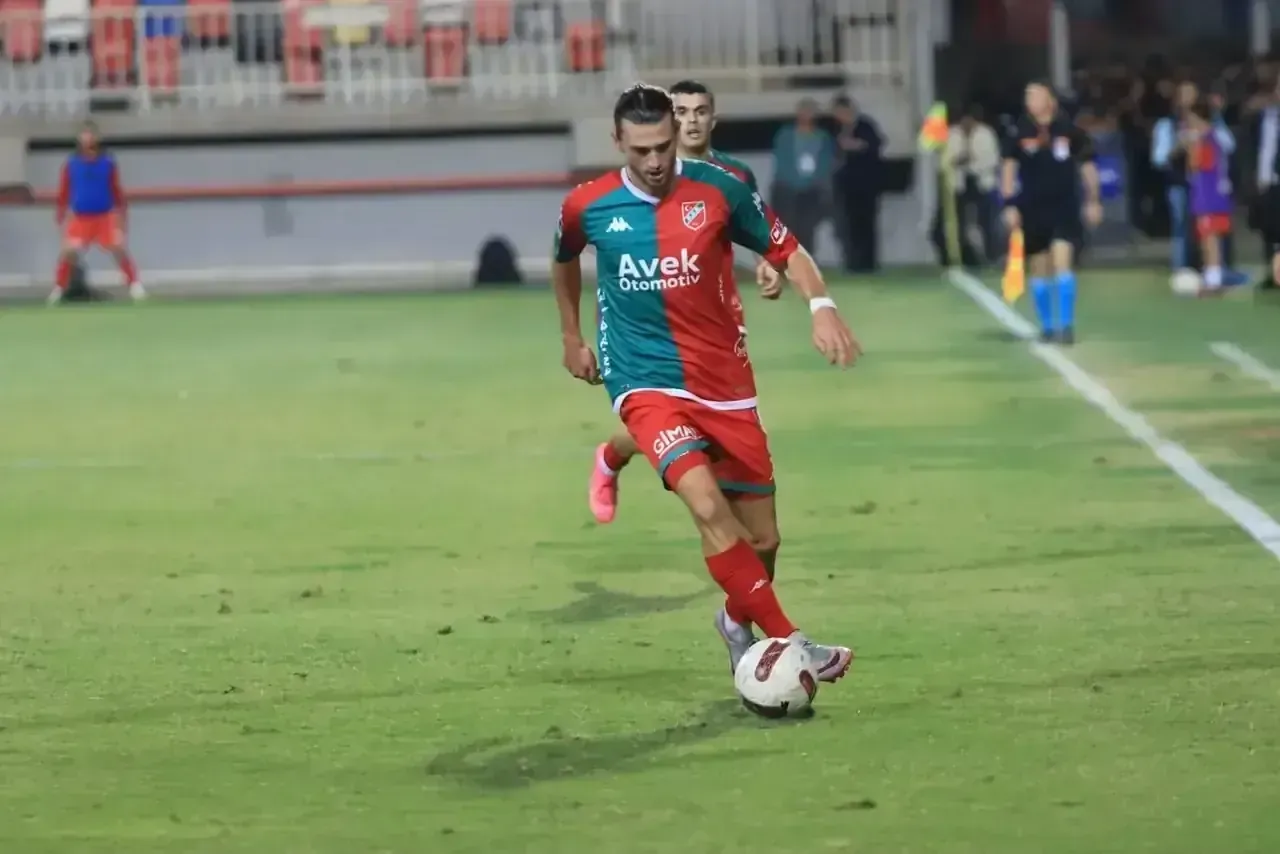 Fatih Taşdelen 2.5 Yıl Sonra Yeniden Formasına Kavuşuyor Karşıyaka Gaziemirspor Maçında Oynayacak Mı (1)-1