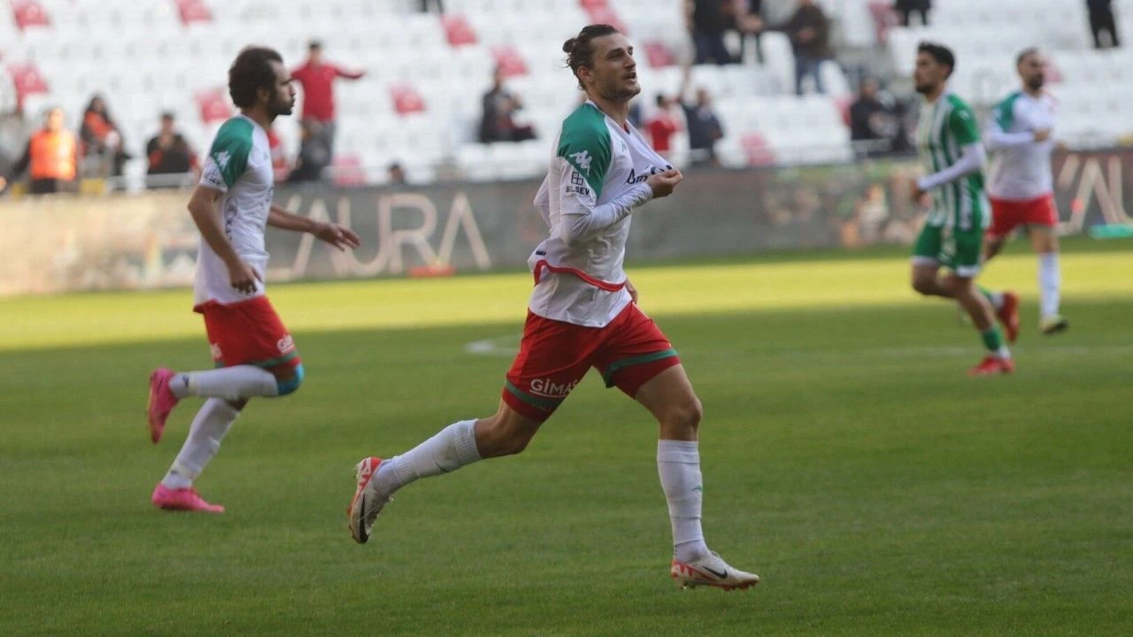 Fatih Taşdelen 2.5 yıl sonra yeniden formasına kavuşuyor: Karşıyaka Gaziemirspor maçında oynayacak mı?