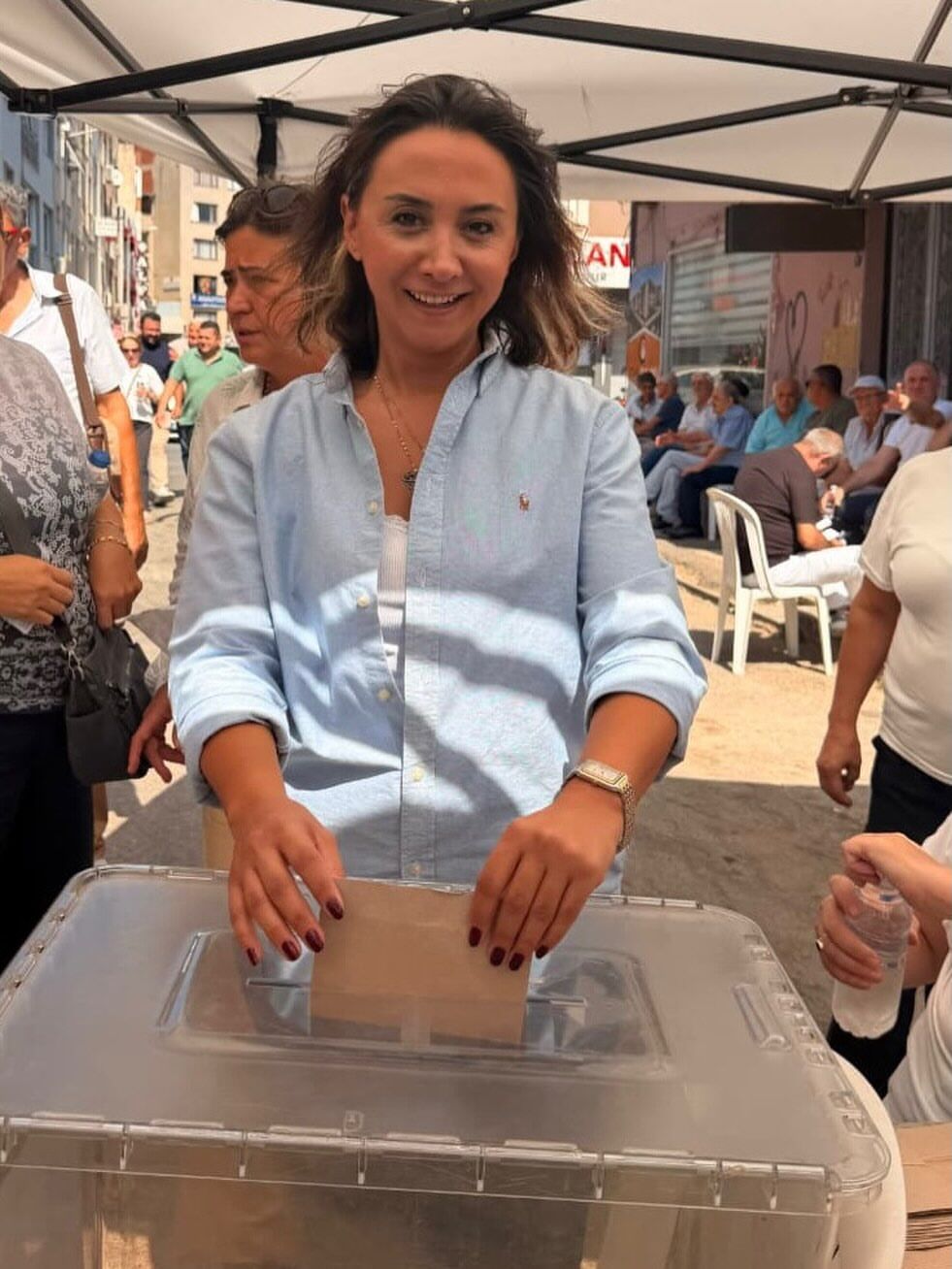Foça'da Kırmızı Kart Protestosu Gargamel Polemiğini Çıkardı!