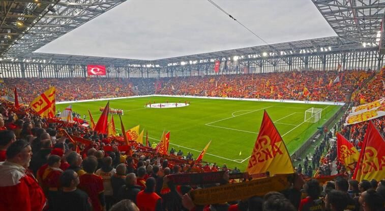 Göztepe Taraftarından Gaziantep Fk Maçında Protesto Taraftarlar Ilk 5 Dakika Tribünleri Boş Bırakacak (2)