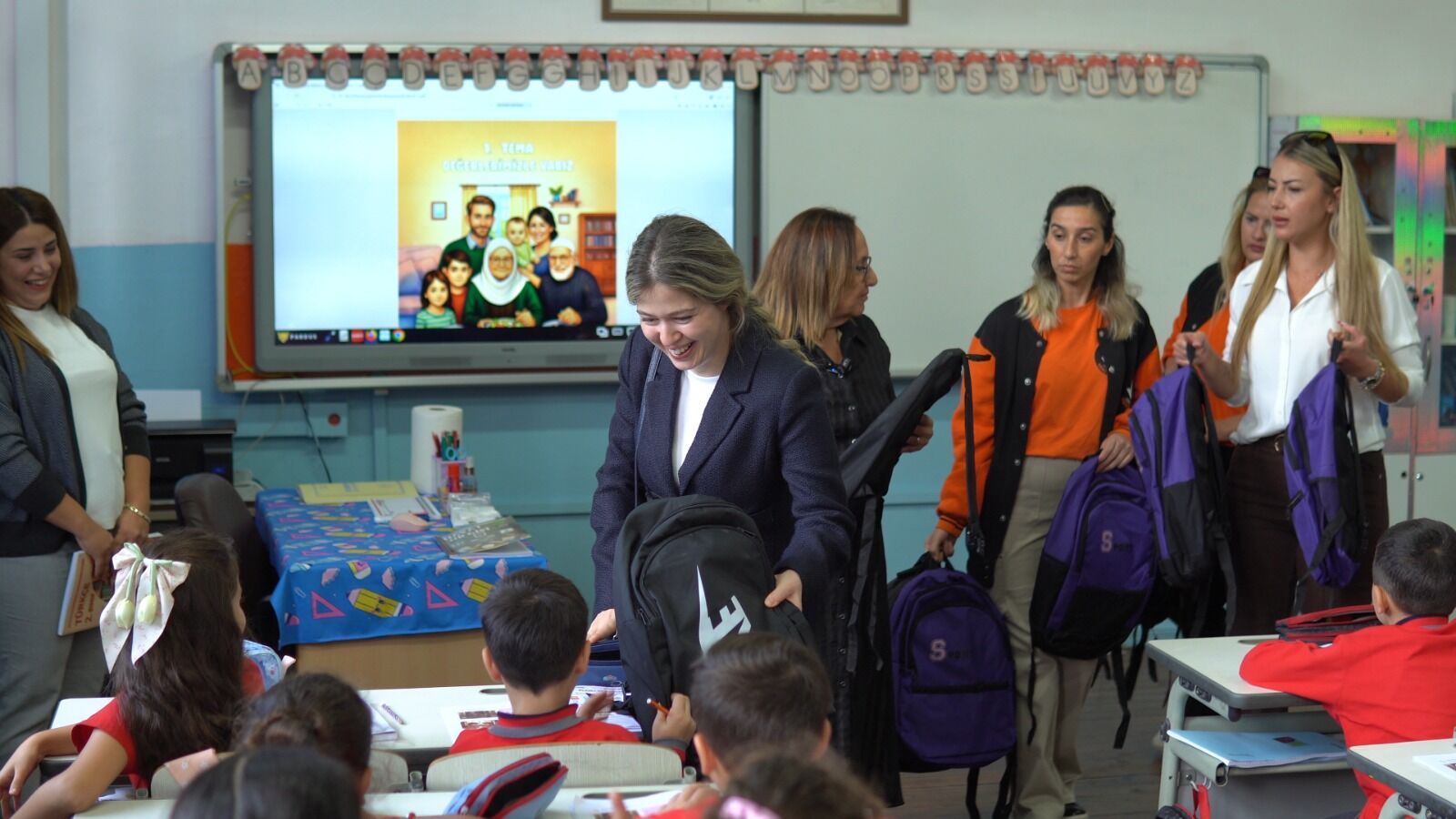 Güzelbahçe’de Eğitimde Dayanışma Çanta Ve Kırtasiye Malzemeleri Dağıtıldı (2)