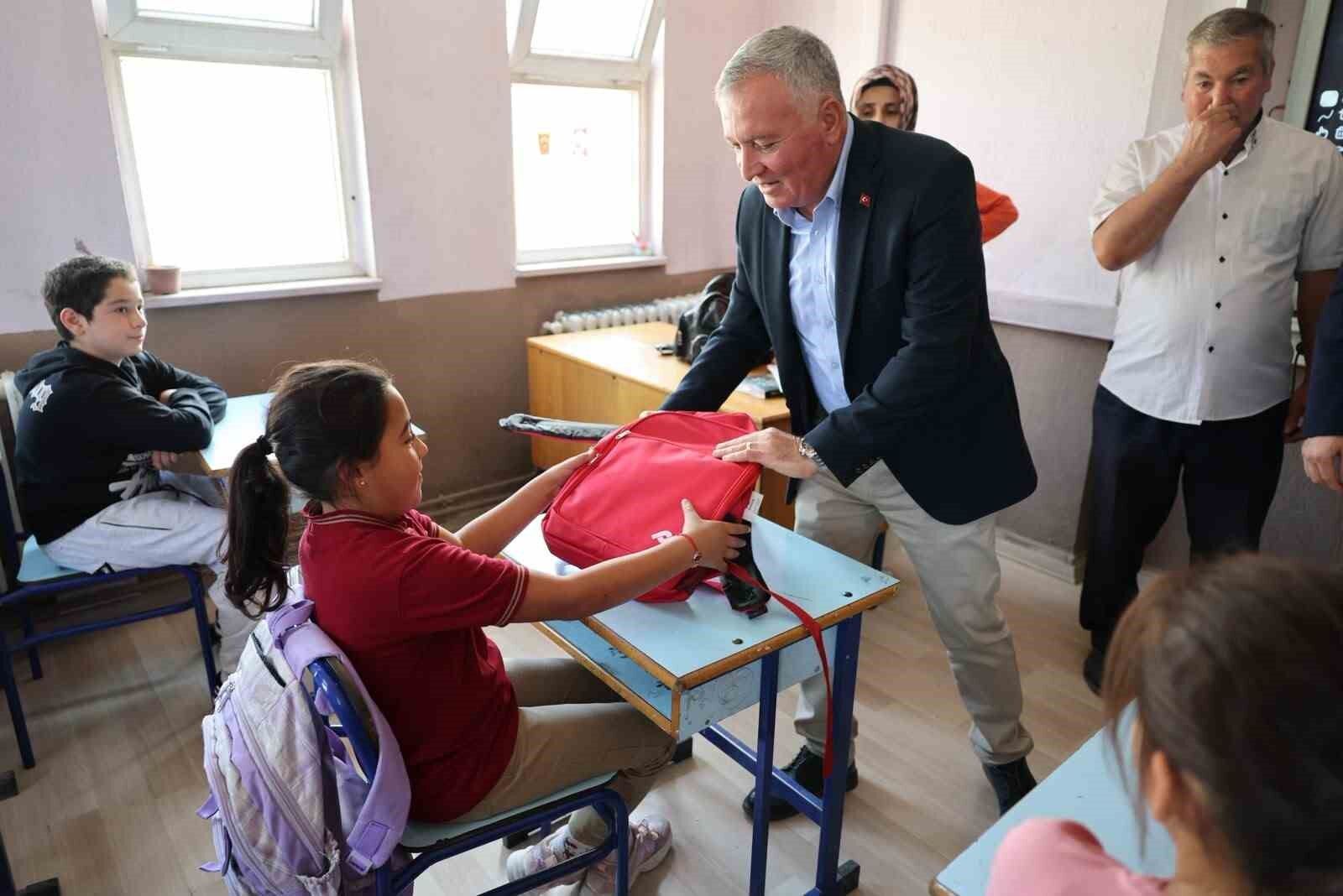 Honaz’da okul çantaları öğrencilere ulaşmaya devam ediyor