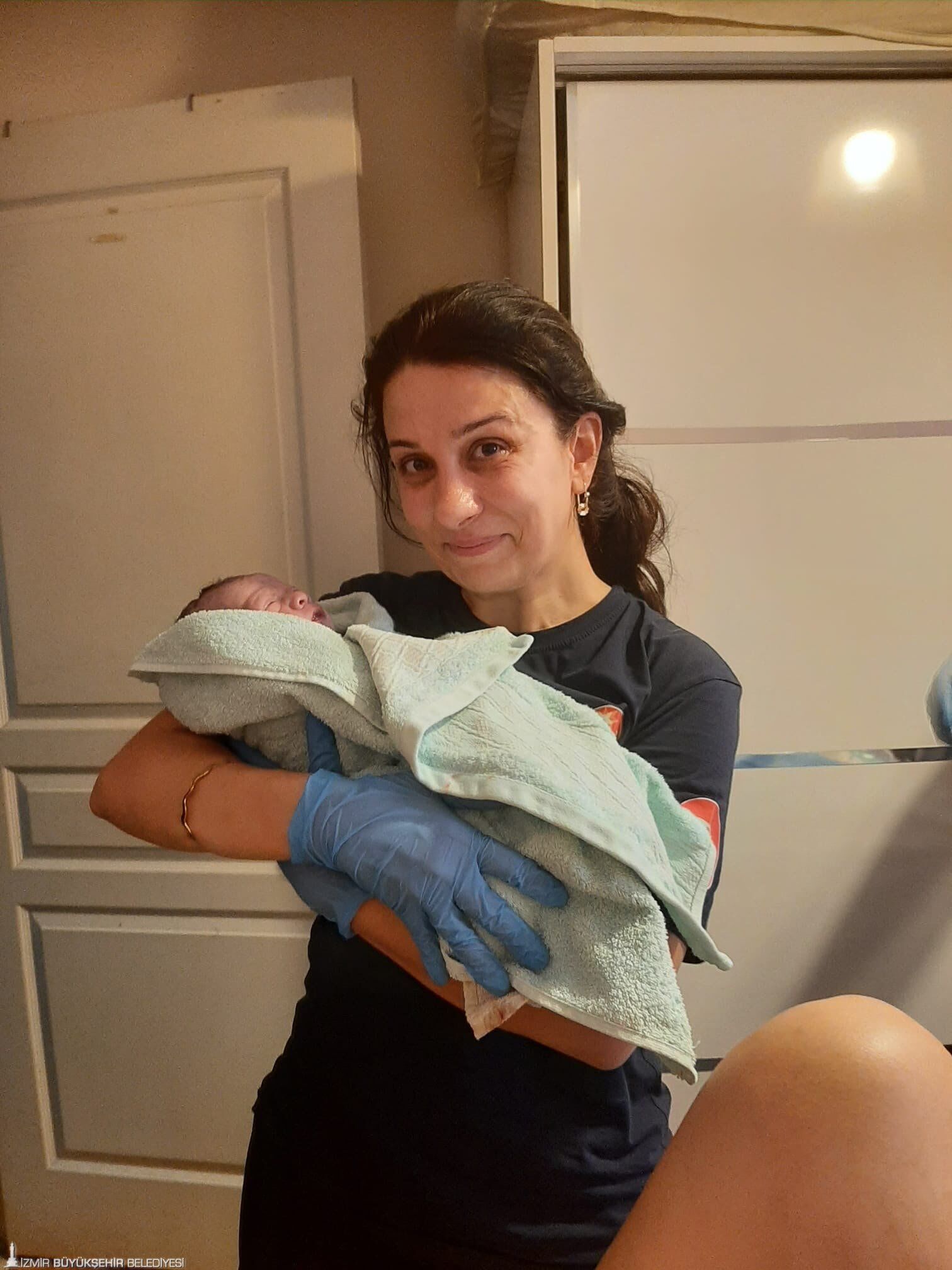 İhbara Gittiler Bebekle Döndüler İzmir Itfaiye Paramedikleri Doğum Yaptırdı! (5)