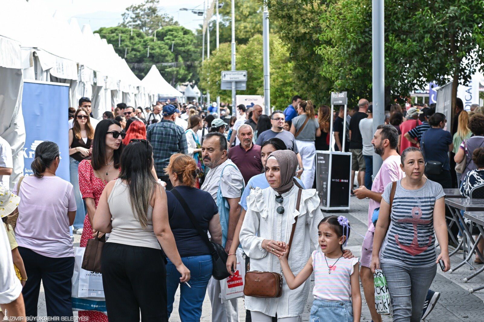 İzki̇tap’ta Yoğun Hafta Sonu Gündüz Vassaf Okurlarla Buluştu (2)