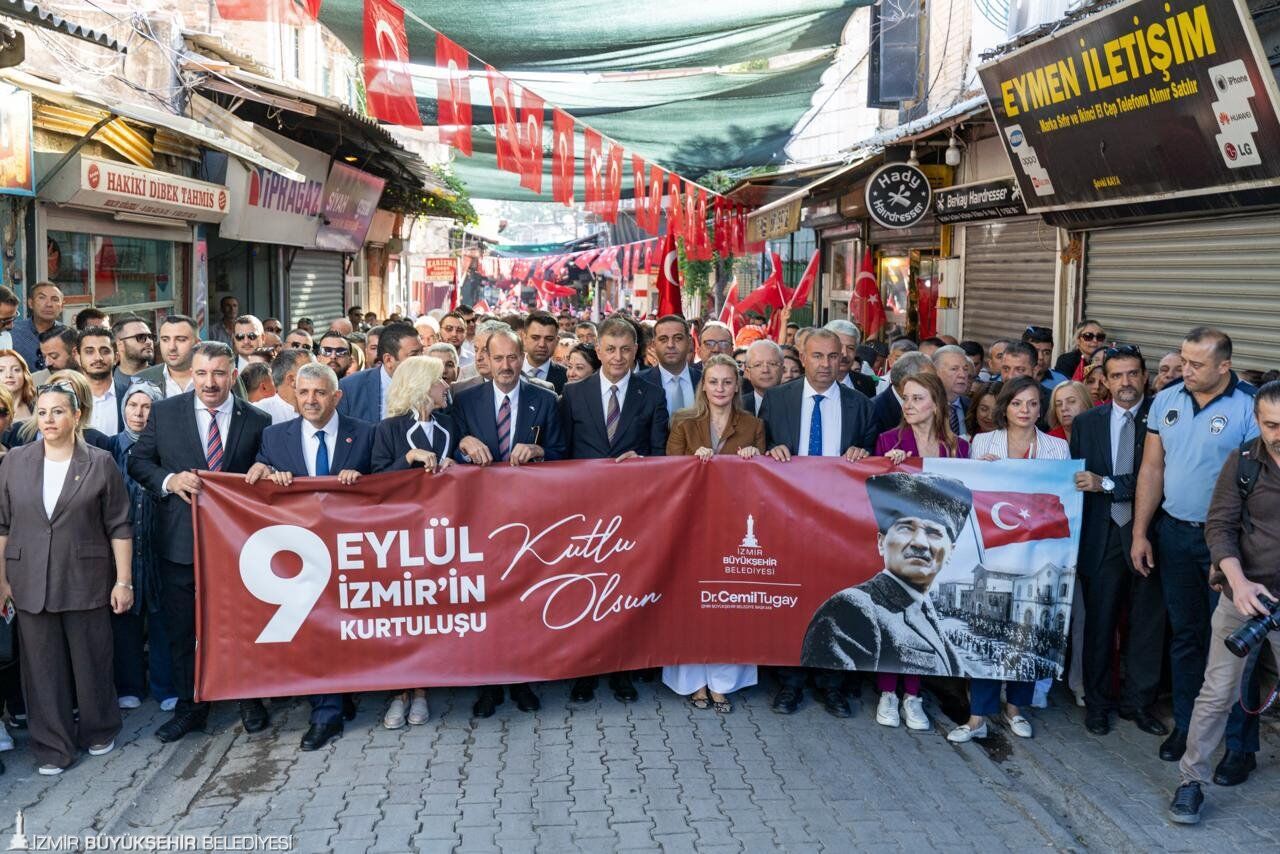 İzmir 250 Metrelik Dev Bayrakla Yürüdü! (2)