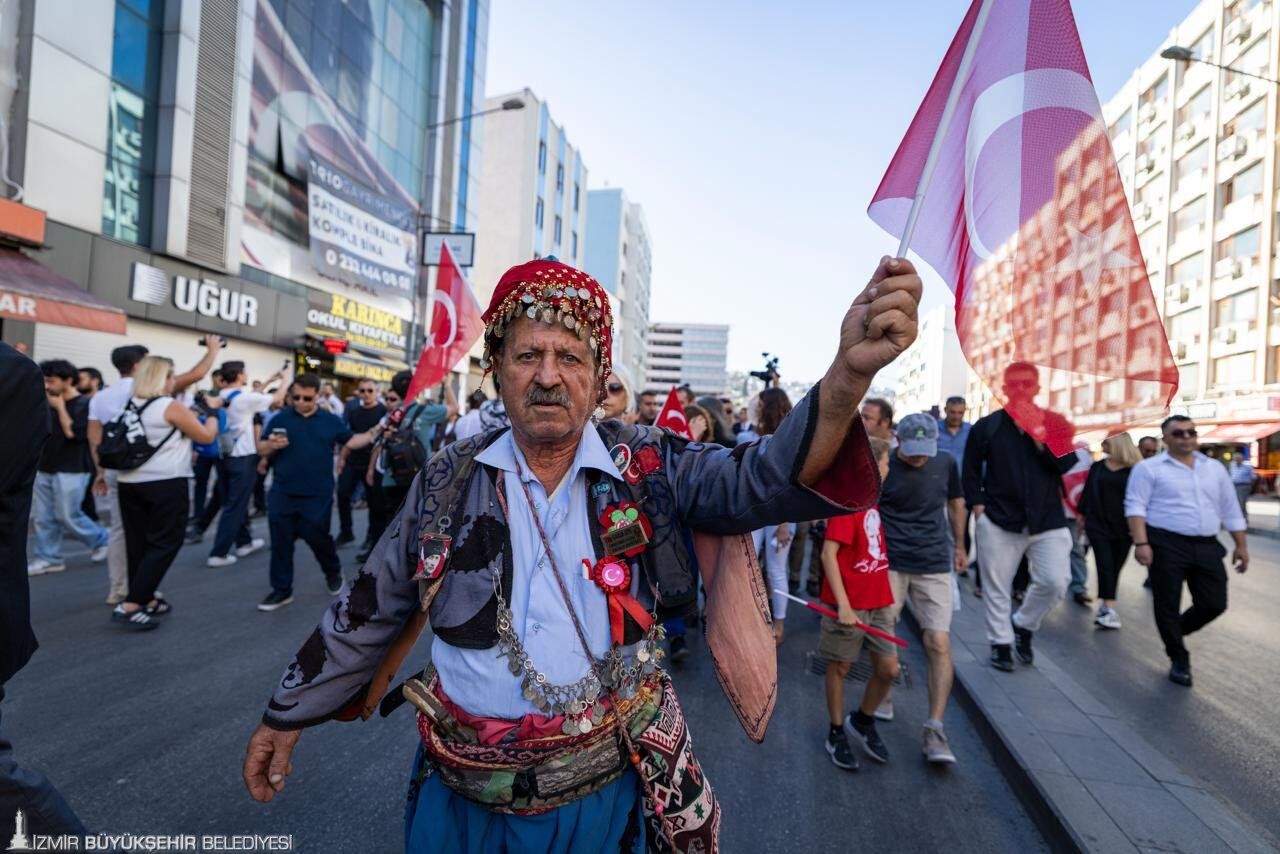 İzmir 250 Metrelik Dev Bayrakla Yürüdü! (5)