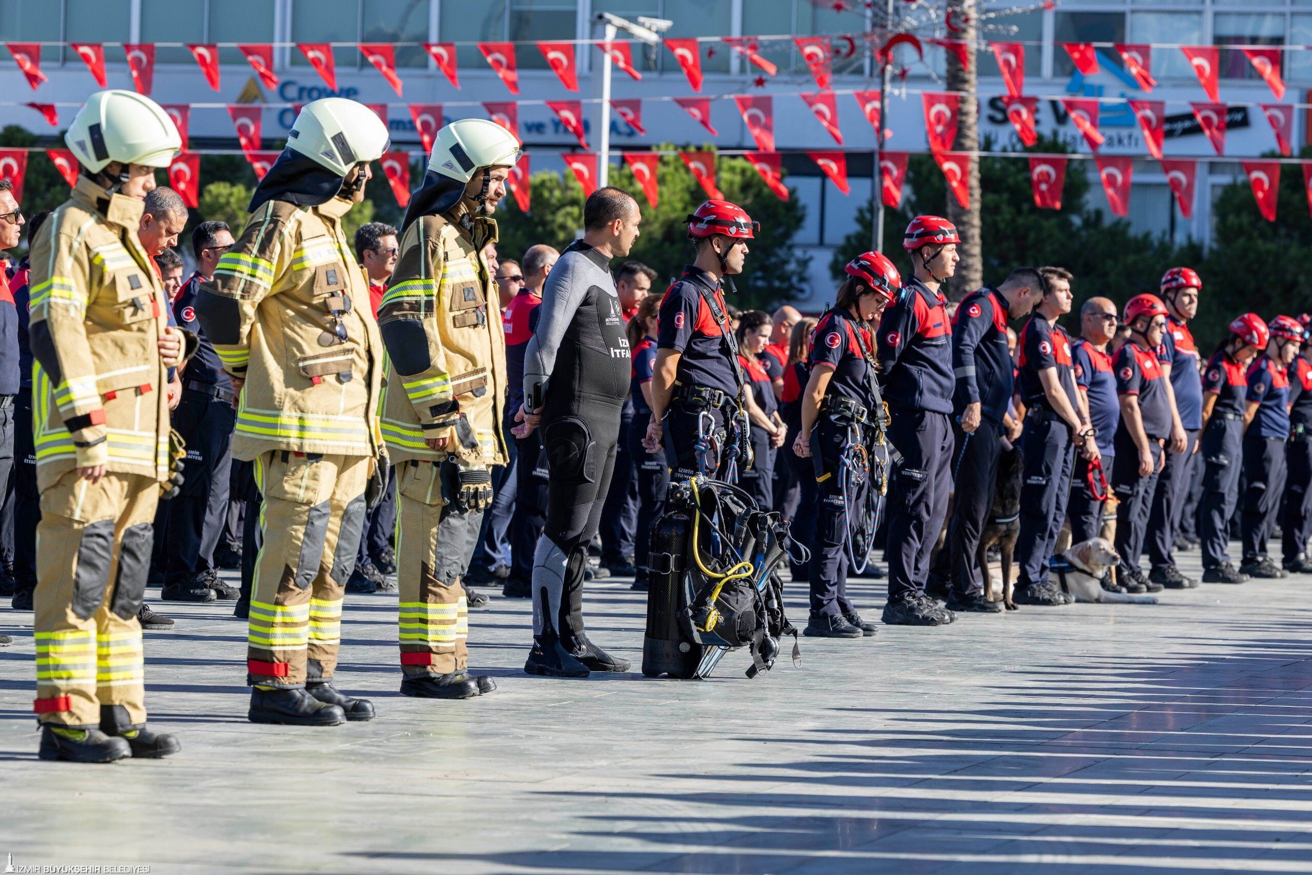 İzmir İtfaiyesi 103 Yaşında! Başkan Tugay Mesleğinizde Birkaç Dakika Bir Hayata Denk Geliyor (3)