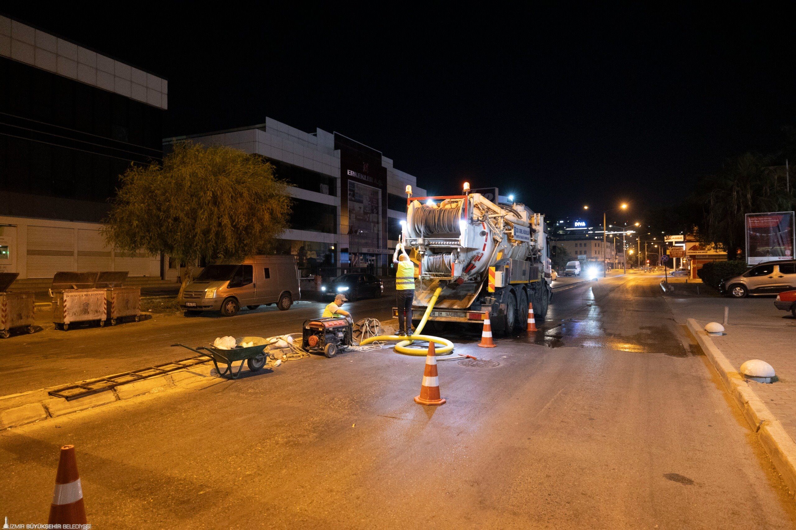 İzmir’de Ana Atık Su Hattında Gece Mesaisi (4)