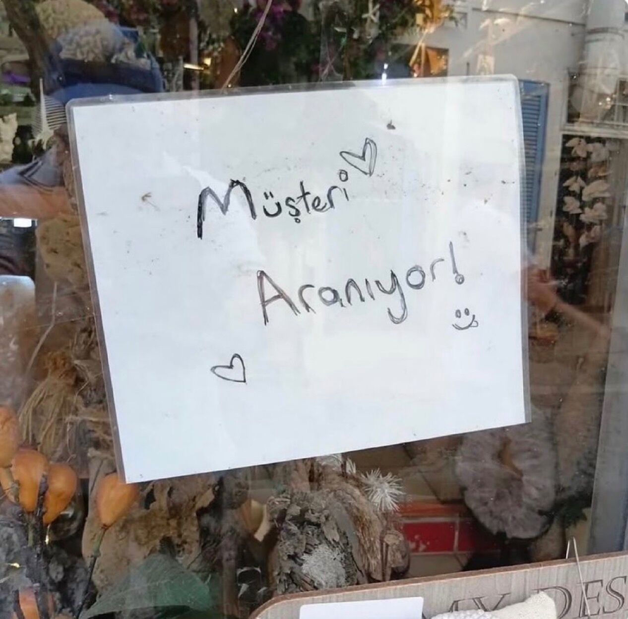 İzmir'de Bir Esnaf Dükkan Camına Astı Yoldan Geçen Fotoğraf Çekmeden Geçemiyor