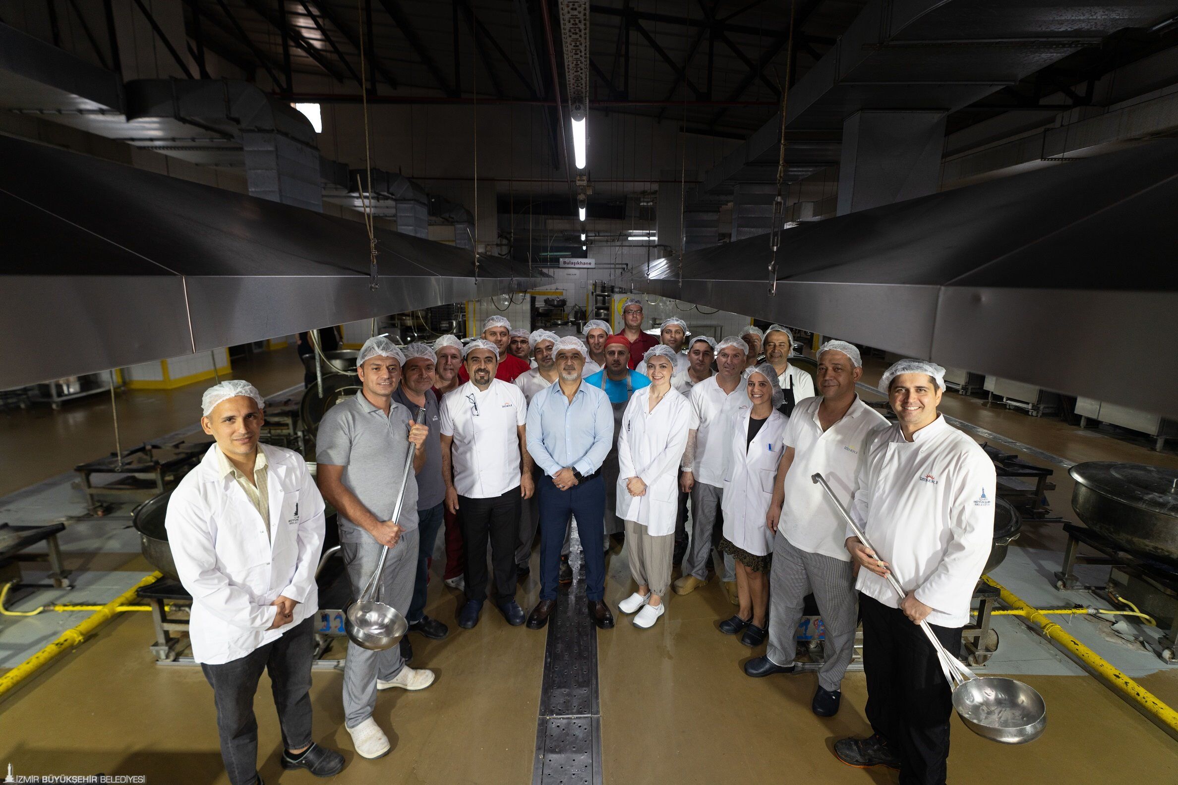 İzmir’de Her Gün 42 Bin Kişilik Sıcak Yemek Üretiliyor (3)