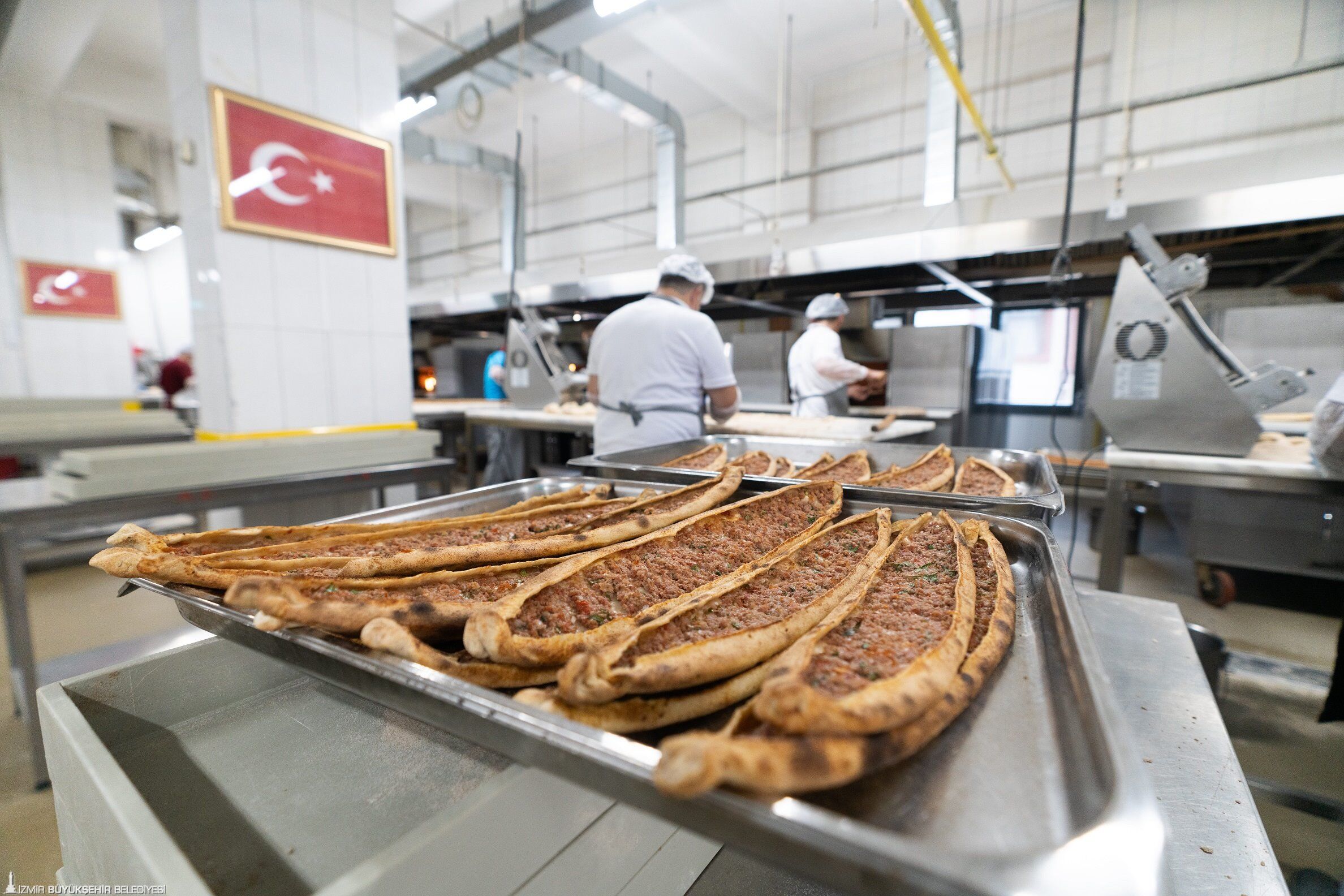 İzmir’de Her Gün 42 Bin Kişilik Sıcak Yemek Üretiliyor (4)
