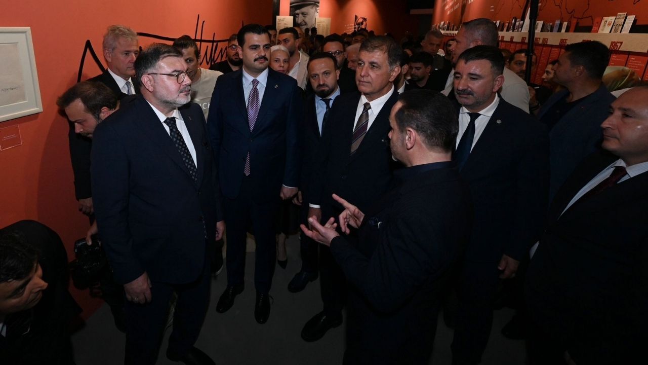 İzmir'de 'Nazım Hikmet Romantika' Sergisi Kapılarını Açtı Cemil