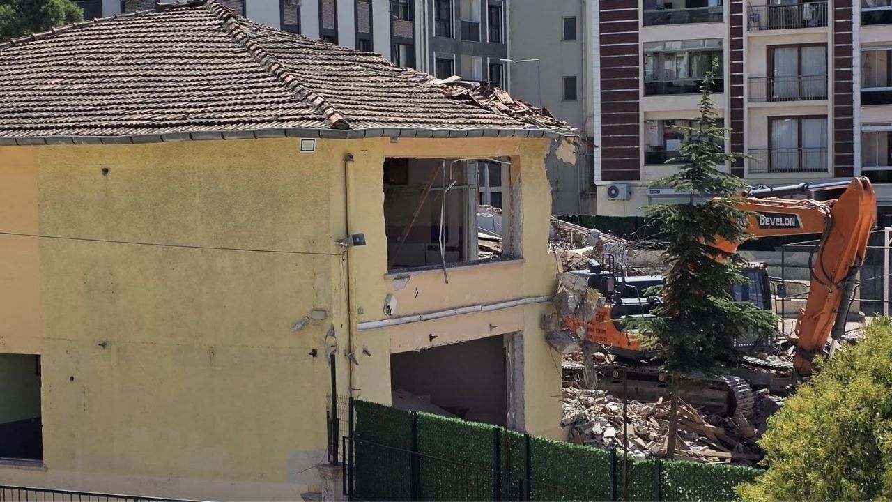 İzmir'de Tarihi Okul Yıkıldı