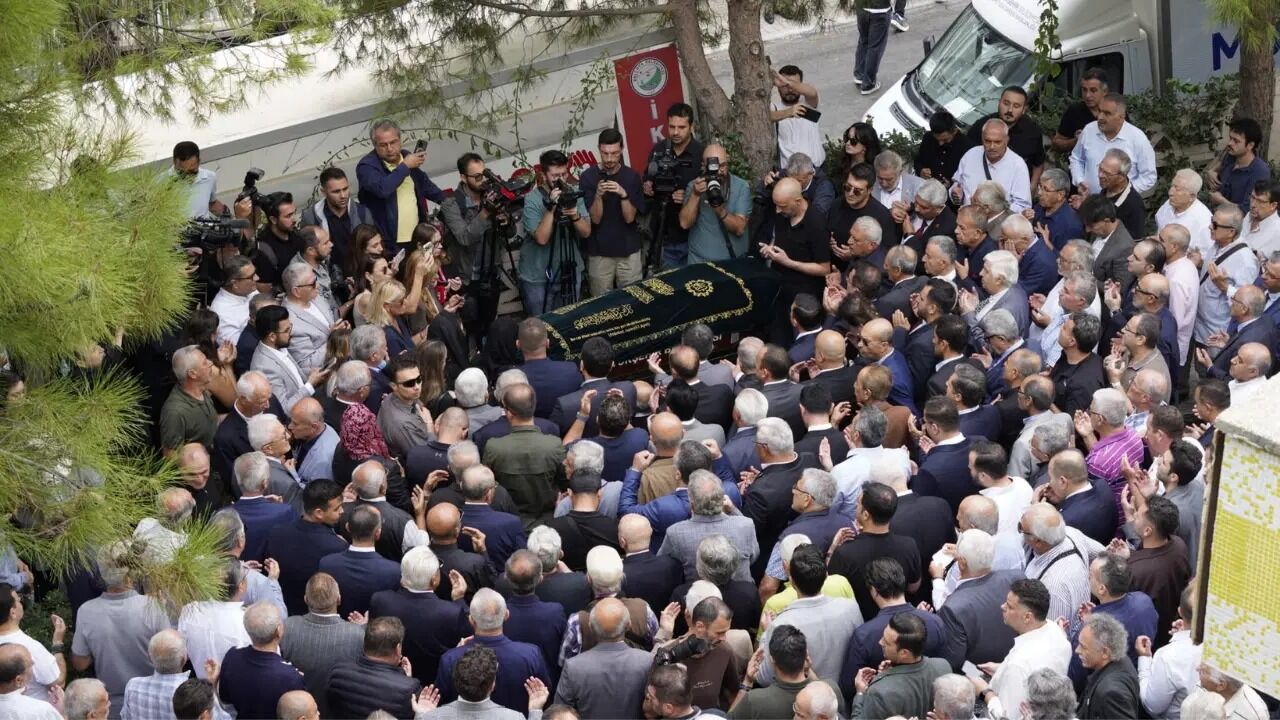İzmir'in Eski Başkanı Burhan Özfatura Dualarla Son Yolculuğuna Uğurlandı (1)