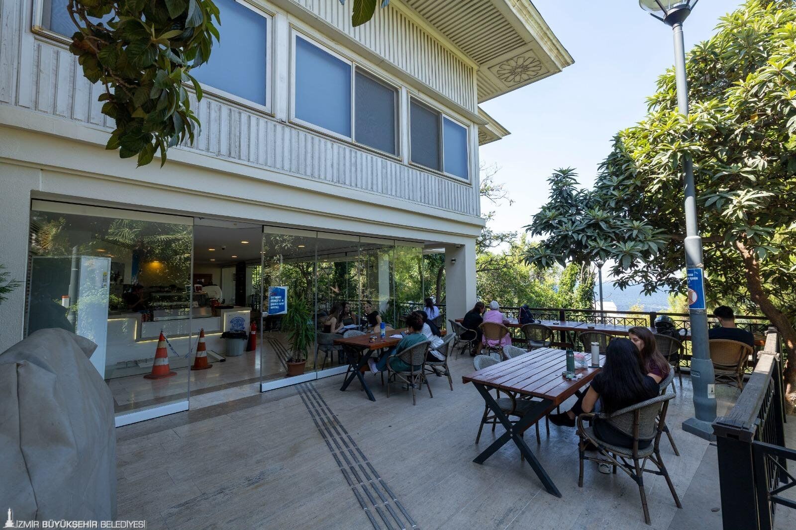İzmir'in Şato'sunda Bir Kahvenin Hatrı 70 Yıl Sürecek (6)