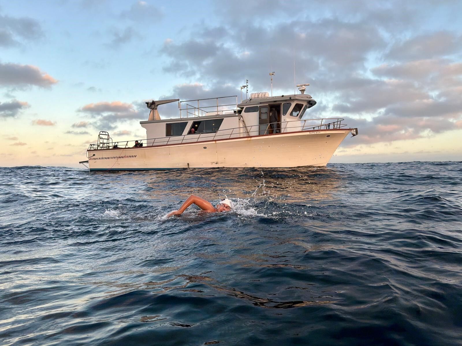 İzmirli Yüzücü Tuna Tunca Catalina’da Tarih Yazdı Smuggler's Cove’da Türk Bayrağını Dalgalandırdı