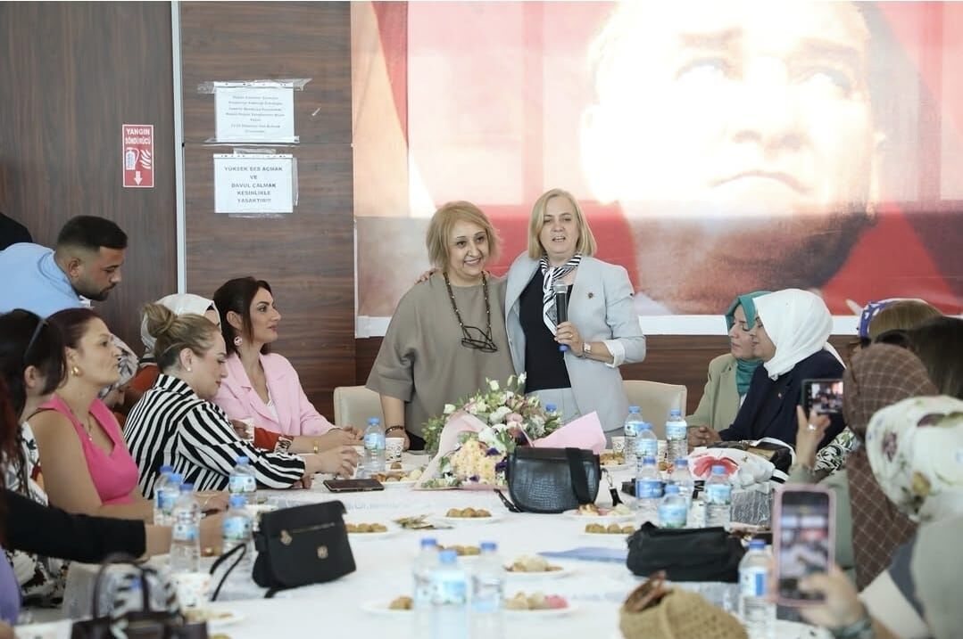 Kadın Kolları Sahaya Hazırlanıyor Ak Parti İzmir Yol Haritasını Belirledi (1)-1