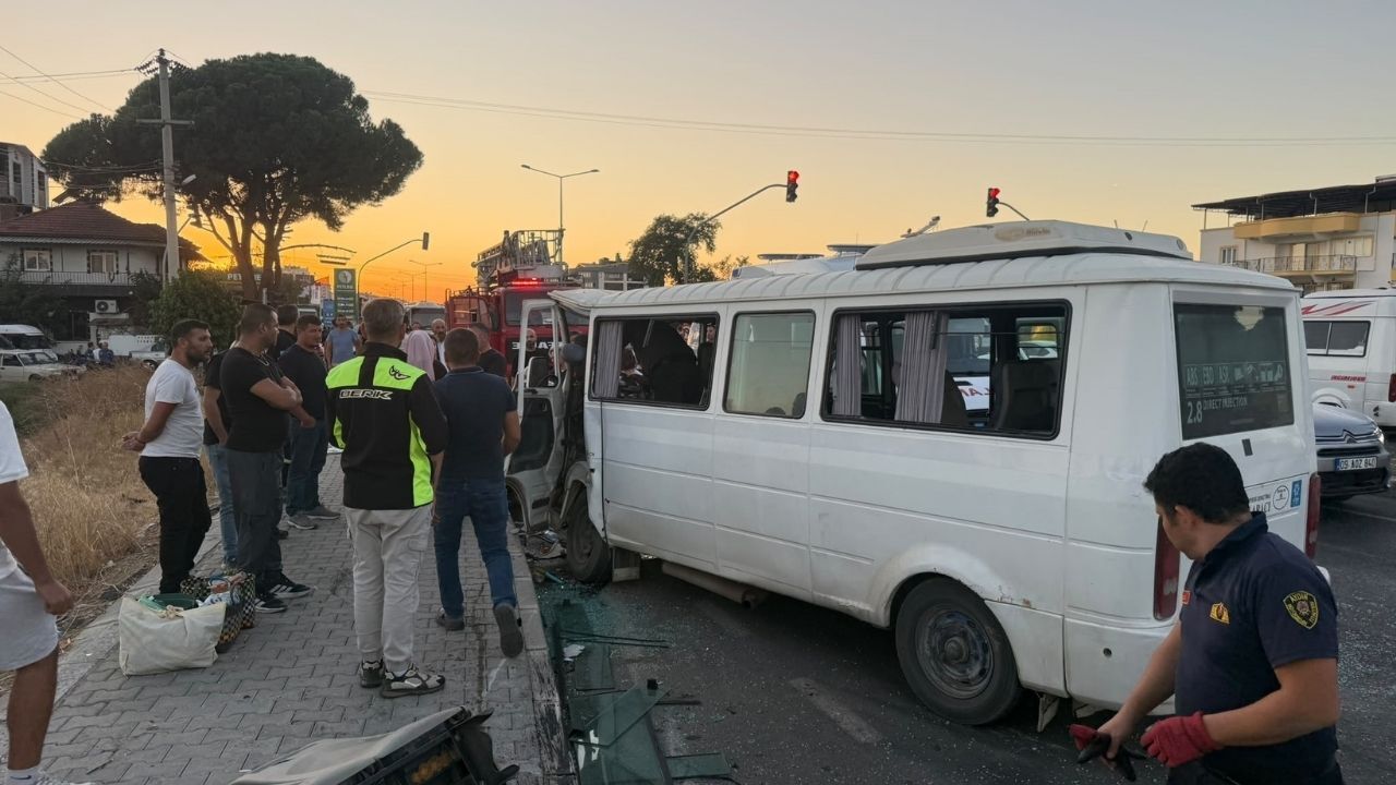 Kalp Krizi Geçiren Sürücü Kadın Işçileri Taşıyan Servise Çarptı Kazada 10 Yaralı!6