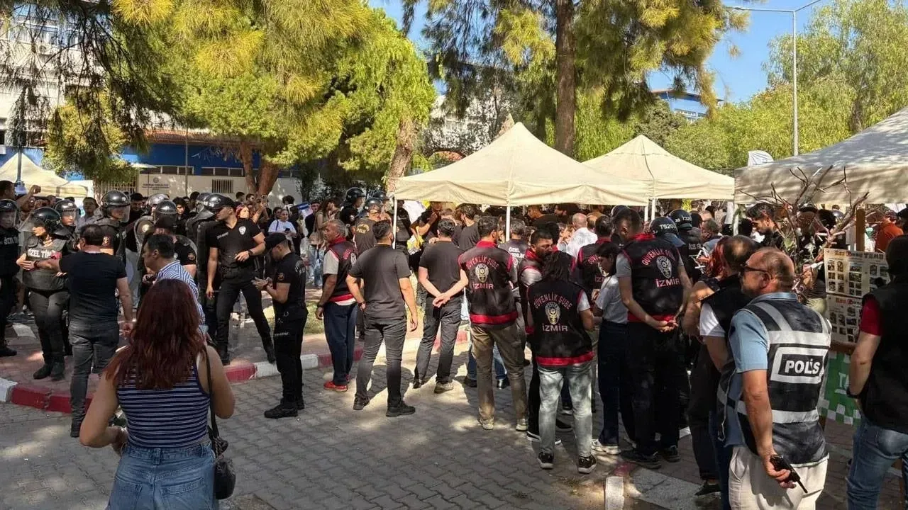 Kampüs'te Stant Müdahalesi Ege Üniversitesi'nde Öğrencilere Gözaltı! (1)-1